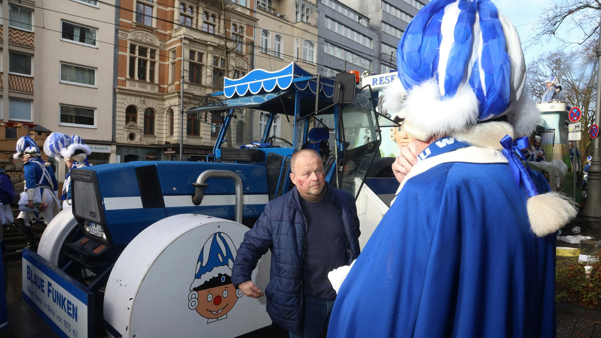 16.02.2026, Köln: Reporter Uli Kreikebaum erlebt den Rosenmontagszug auf einem Traktor der Blauen Funken mit Fahrer Otto Schmidt Foto: Arton Krasniqi