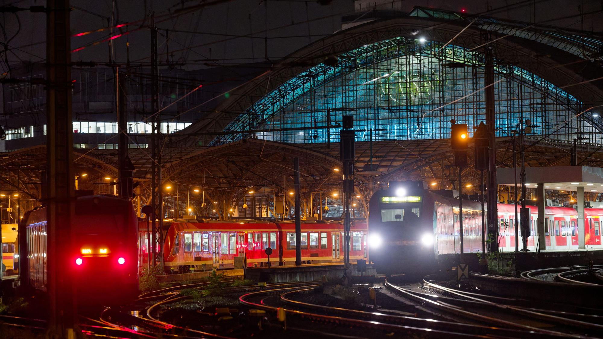 Züge fahren in den Hauptbahnhof. Die Bahn nimmt ein neues Stellwerk in Betrieb und sperrt dafür ab dem 14.11.2025. 21.00 Uhr, den Kölner Hauptbahnhof zehn Tage lang fast komplett. (zu dpa: «Neue Technik: Bahnverkehr in Kölner Hauptbahnhof steht still») +++ dpa-Bildfunk +++