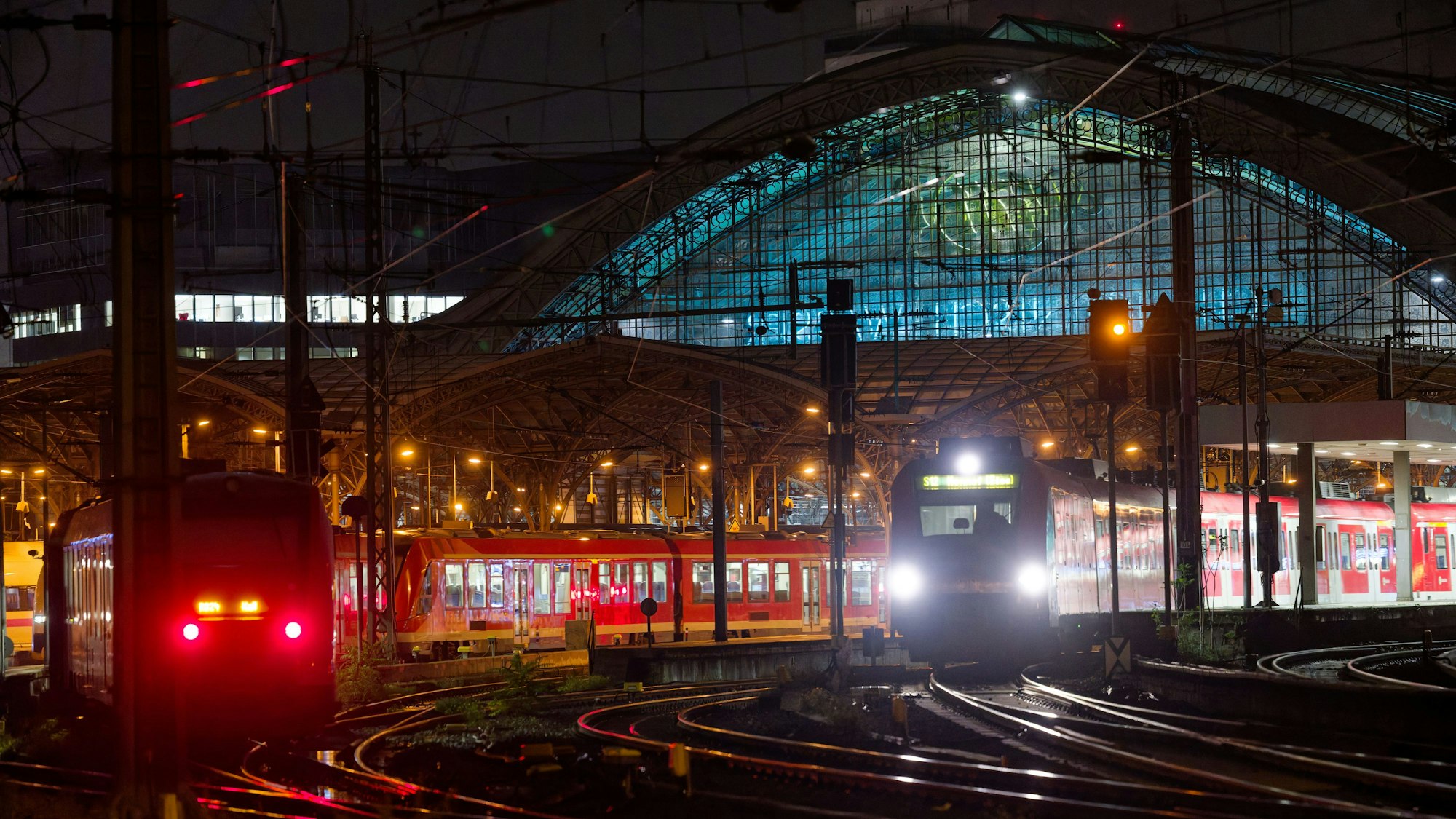 Züge fahren in den Hauptbahnhof. Die Bahn nimmt ein neues Stellwerk in Betrieb und sperrt dafür ab dem 14.11.2025. 21.00 Uhr, den Kölner Hauptbahnhof zehn Tage lang fast komplett. (zu dpa: «Neue Technik: Bahnverkehr in Kölner Hauptbahnhof steht still») +++ dpa-Bildfunk +++