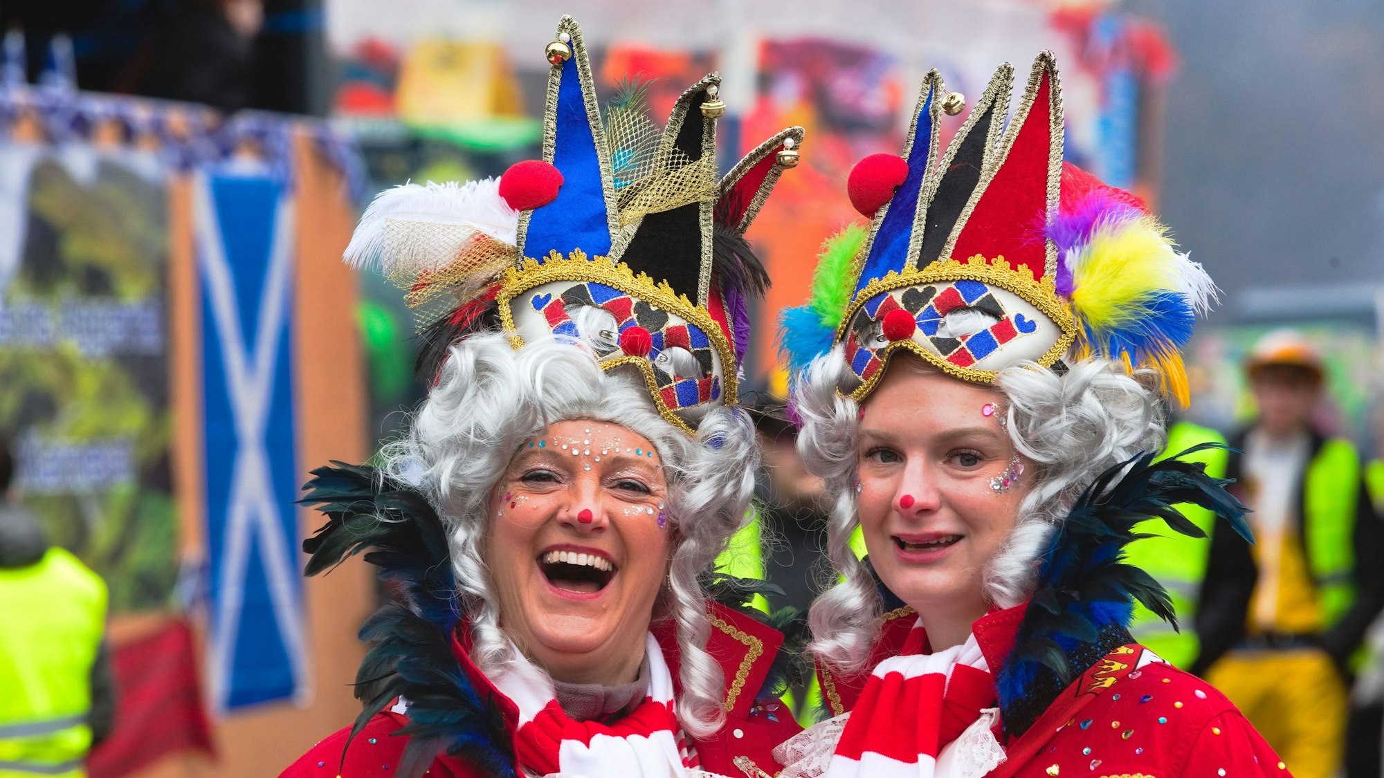 Zwei Kostümierte bei einem Karnevalszug.