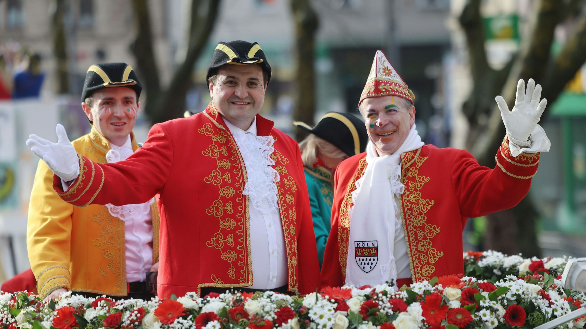 Christoph Kuckelkorn (r.), scheidender Präsident des Festkomitee Kölner Karneval, und Nathanael Liminski (M.), NRW-Minister für Bundes- und Europaangelegenheiten, im Kölner Rosenmontagszug.