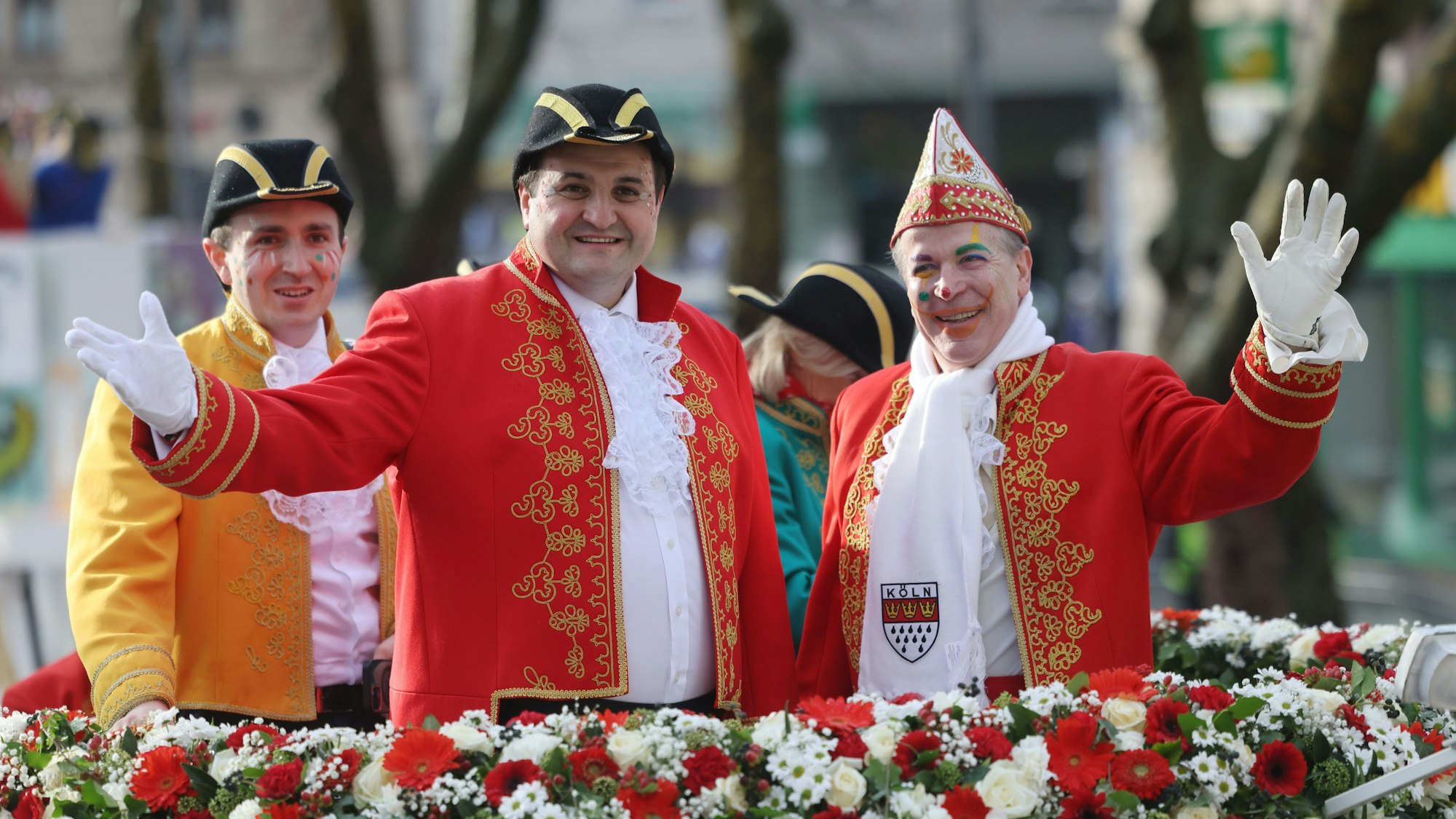 Der Vorstand des Festkomitees Kölner Karneval, Christoph Kuckelkorn (r.), winkt mit Nathanael Liminski (M.), Minister für Bundes- und Europaangelegenheiten, den Karnevalisten zu.