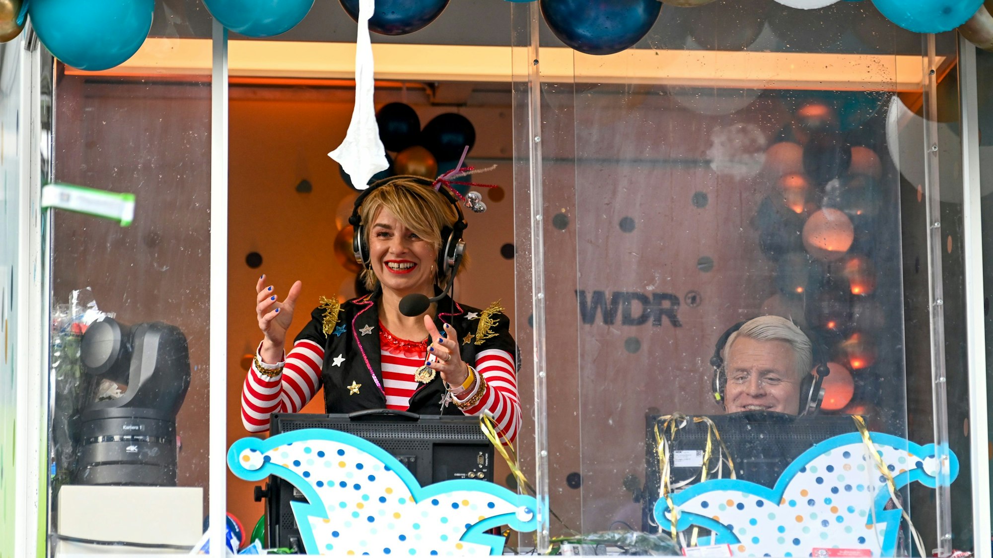 Sabine Heinrich und Guido Cantz kommentierten den Rosenmontagszug im WDR.