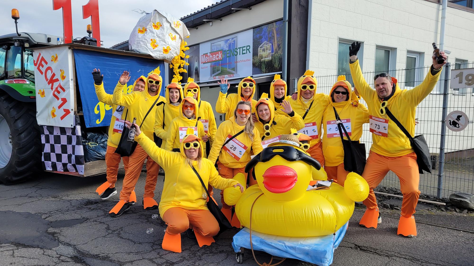 Das Foto zeigt die Gruppe Jecke 11 als Enten