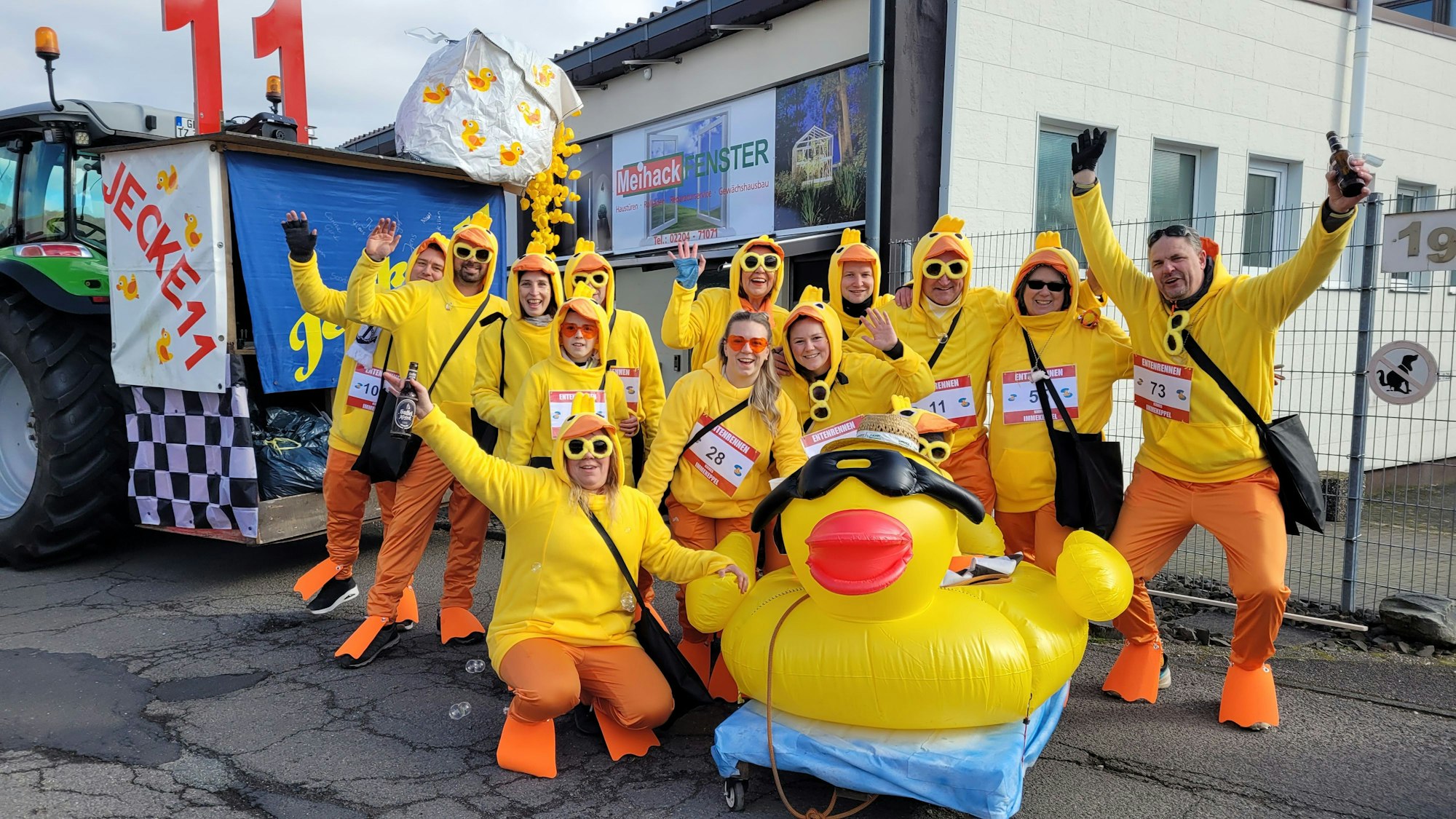 Das Foto zeigt die Gruppe Jecke 11 als Enten