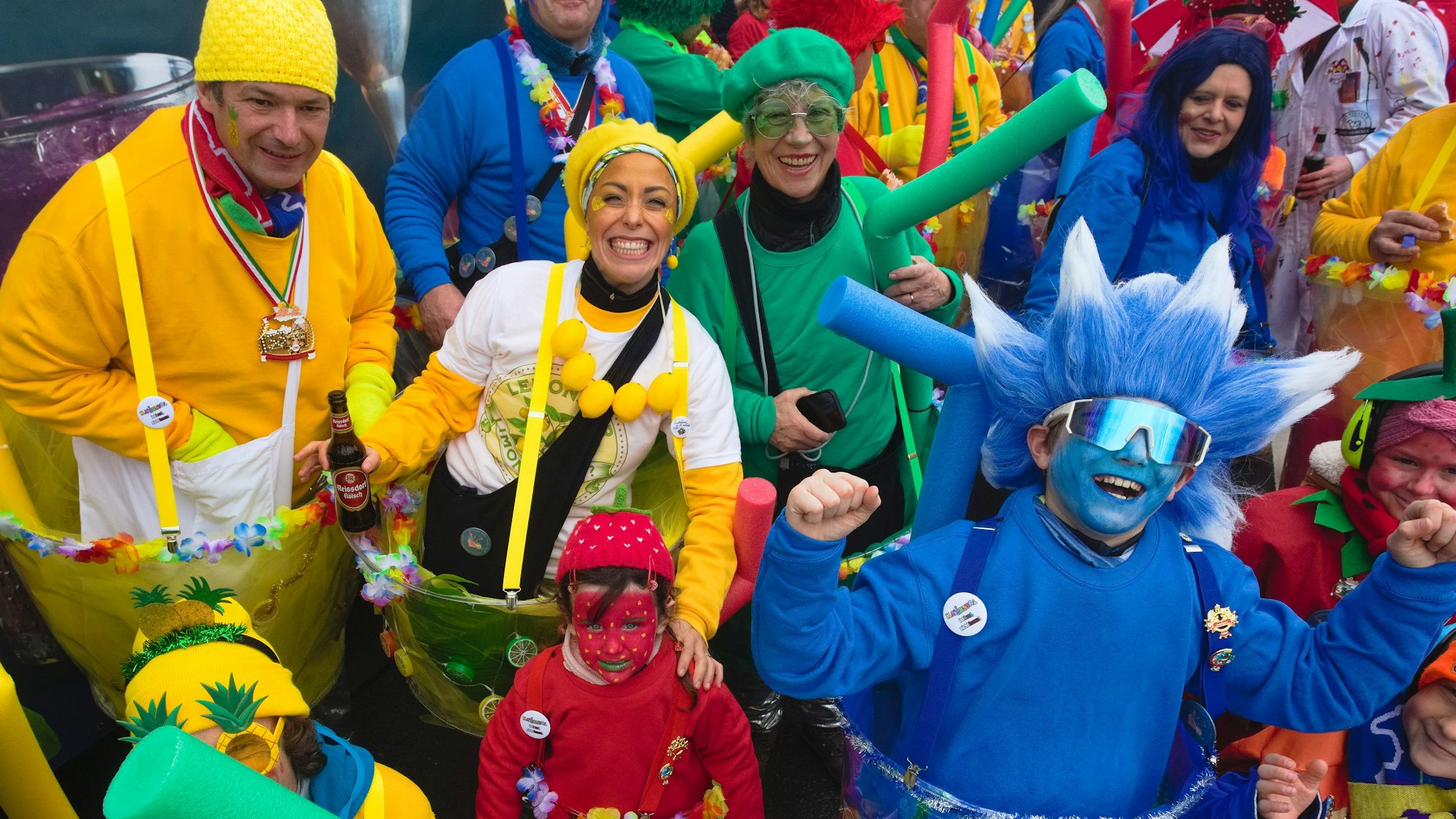 Eine Gruppe bunt Kostümierter bei einem Karnevalszug.