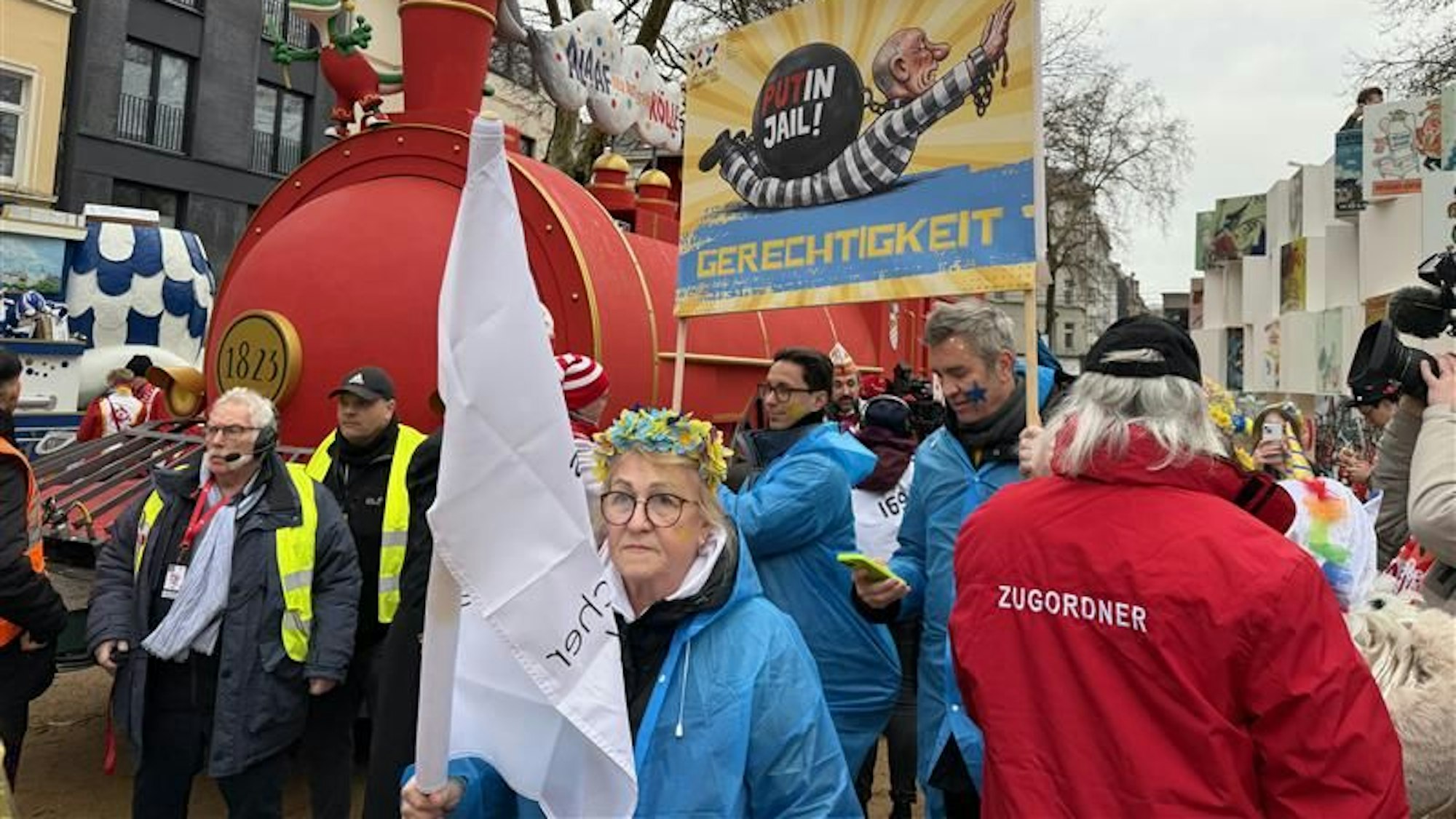 Auch das Blau-Gelbe Kreuz ist beim Rosenmontagszug vertreten.
