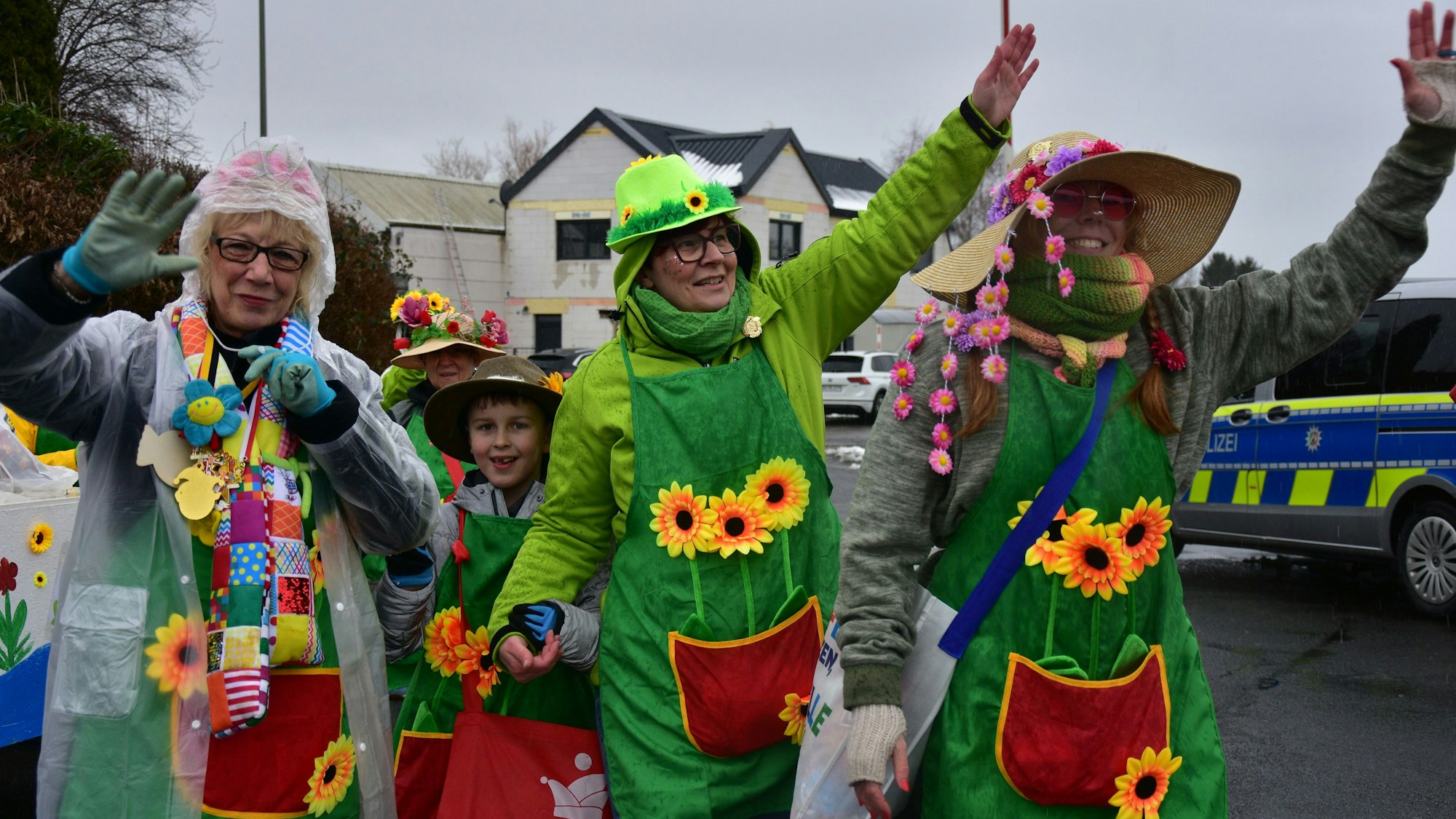 Zug Ruppichteroth Die Mitglieder aus dem Heimatverein Winterscheid im Gärtnerlook. Sie müssen nämlich regelmäßig den Dorfweiher pflegen.