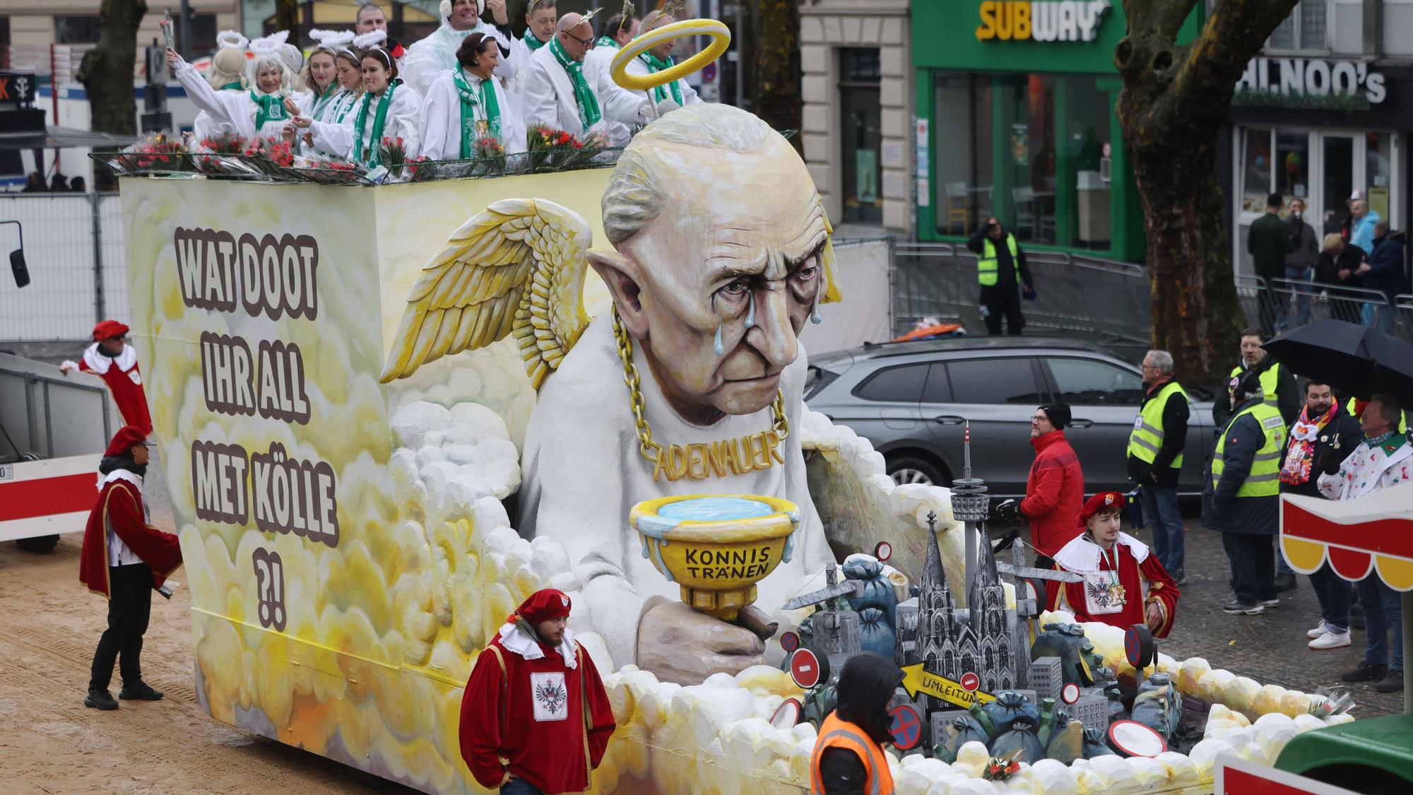 Ein Mottowagen mit Konrad Adenauer fährt beim Rosenmontagszug.