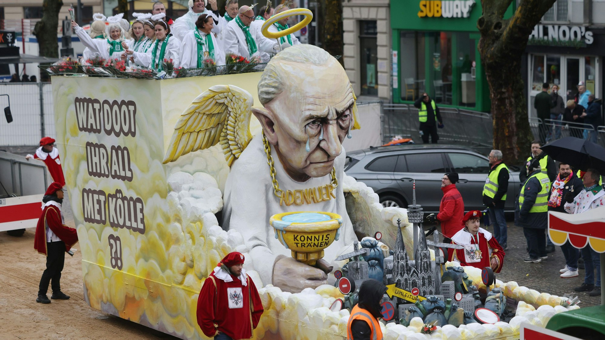 Ein Mottowagen mit Konrad Adenauer fährt beim Rosenmontagszug.