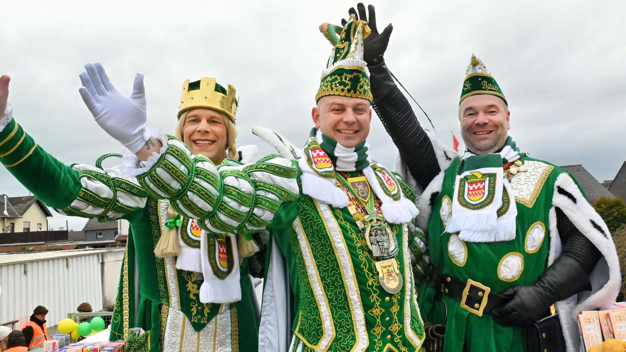 Jungfrau Anna (Armin Schabio), Prinz Philipp I. (Kahnert) und Bauer Thorsten (Justinger) ließen sich und den Flamersheimer Karneval zum Abschluss der Session noch einmal hochleben.