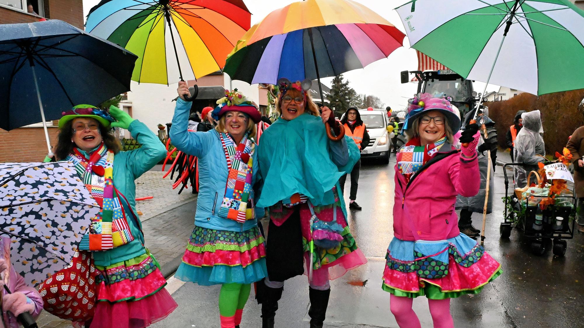 Selbst die Regenschirme der „Karnevalsmäuse“ erstrahlten in bunten Farben.