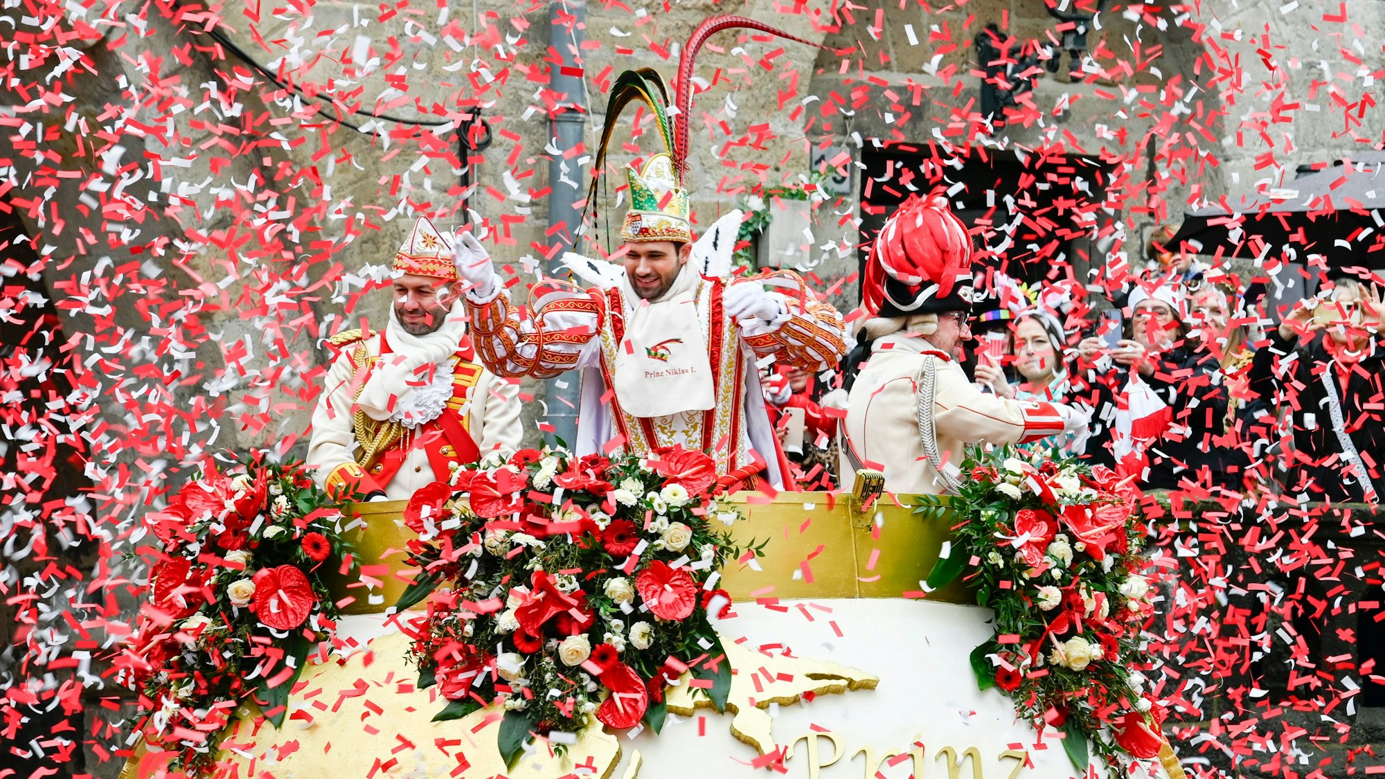 Prinz Niklas I passiert die Severinstorburg.