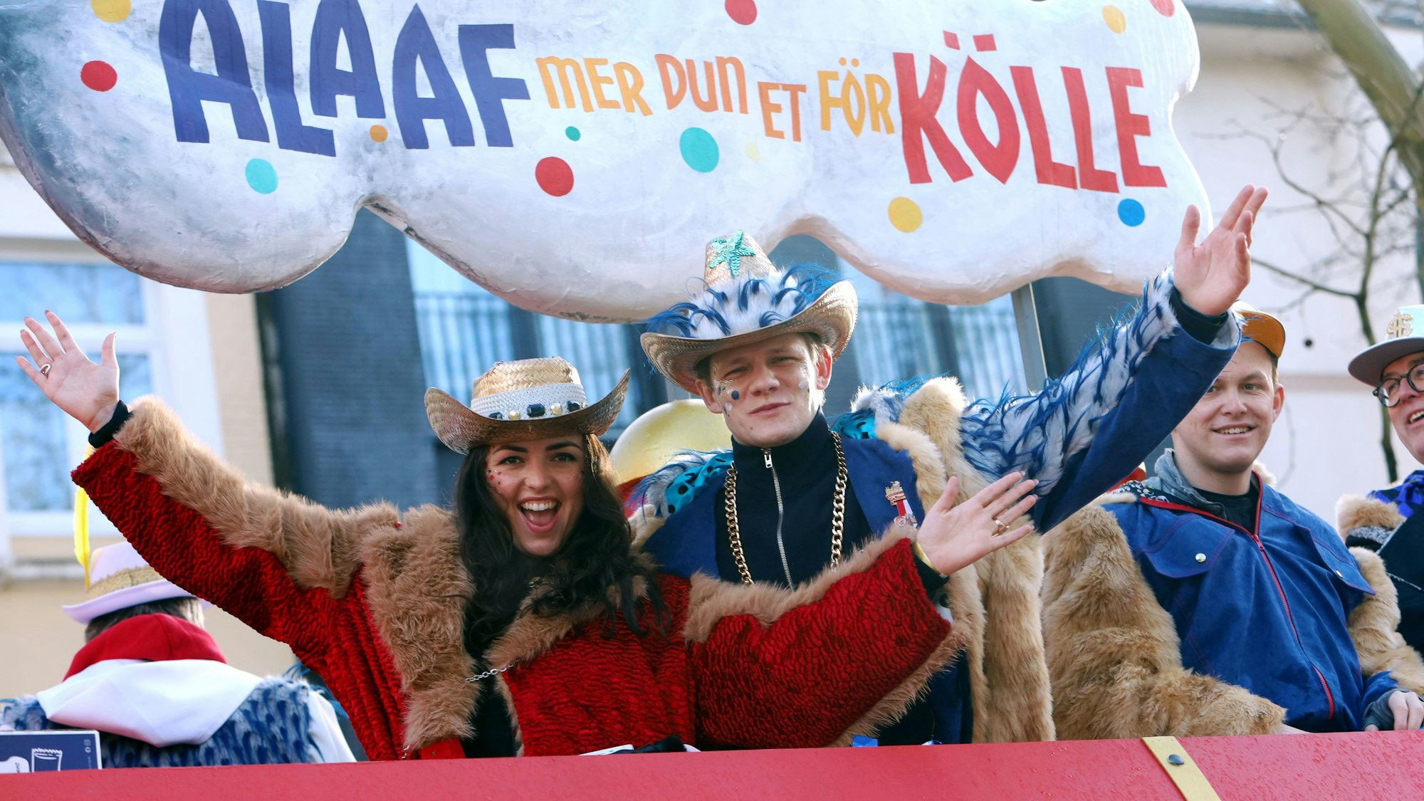 Schauspieler Max von der Groeben, hier mit Freundin Louise Farina auf dem Zugleiter-Wagen im Kölner Rosenmontags-Zug, träumt davon, einmal Prinz zu sein im Kölner Karneval.