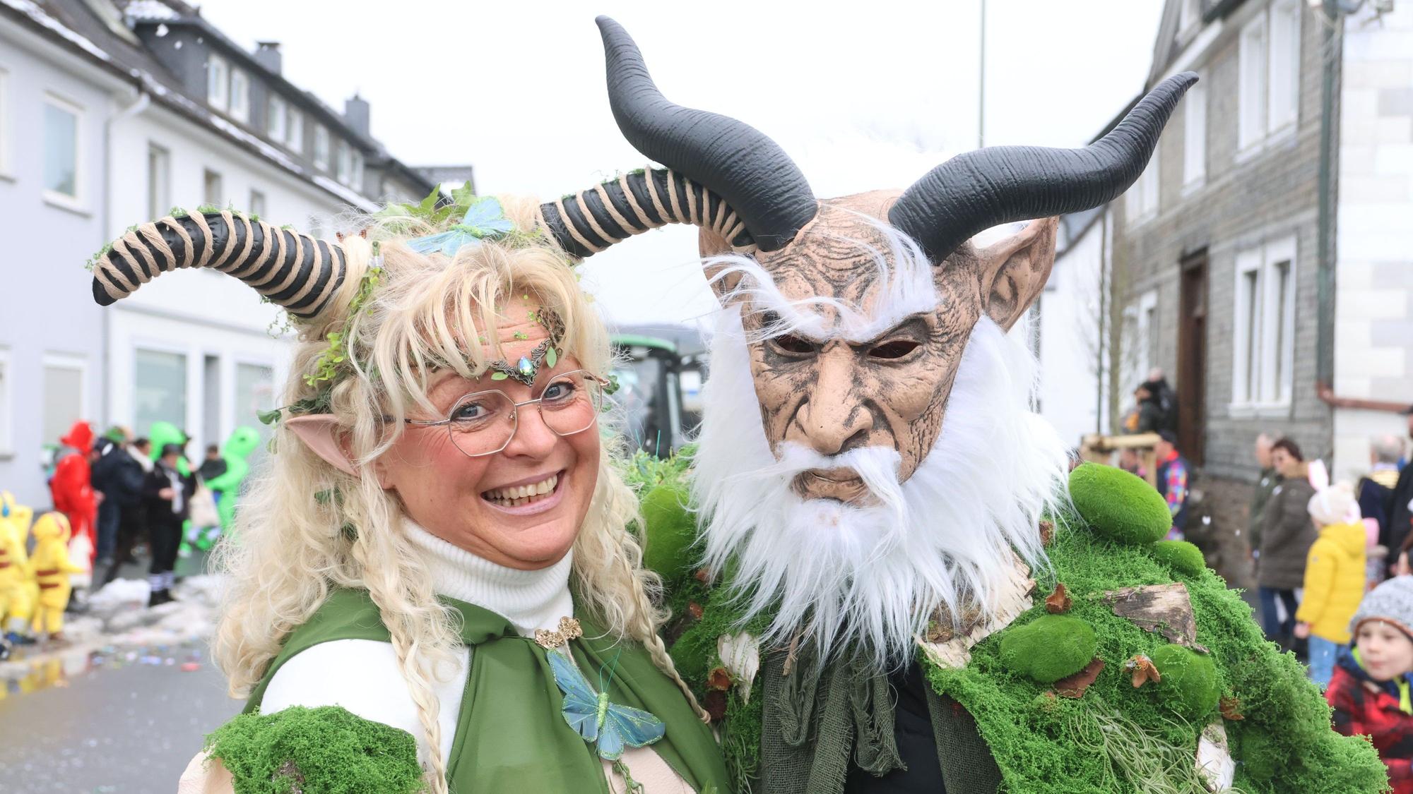 Zwei Kostümierte bei einem Karnevalszug.
