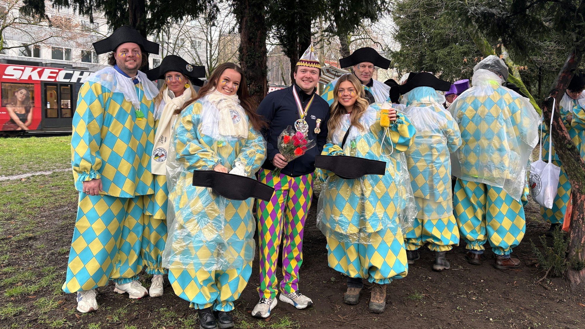 Die Fidelen Burggrafen suchen Schutz vor dem nächsten Regenschauer.