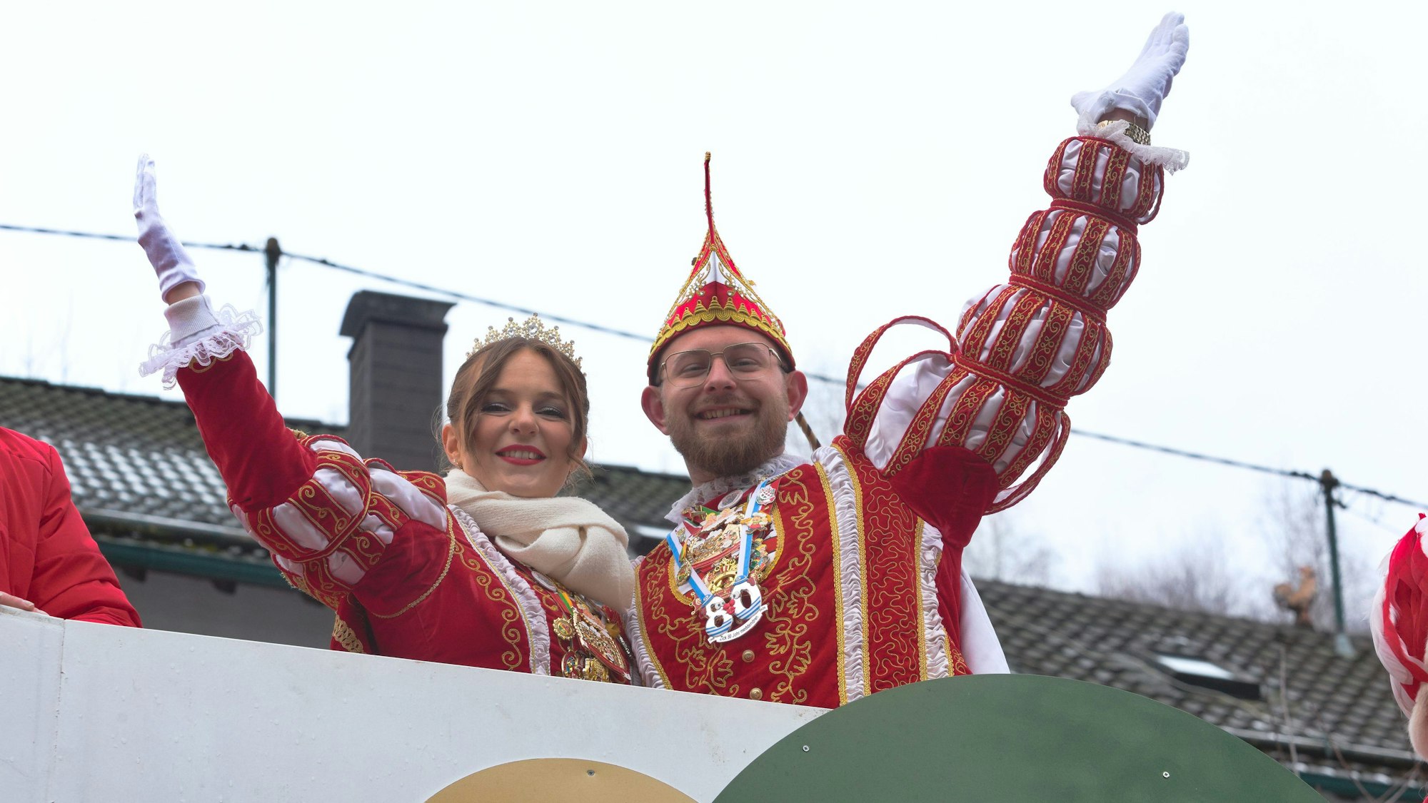 Ein Prinzenpaar auf einem Karnevalswagen.
