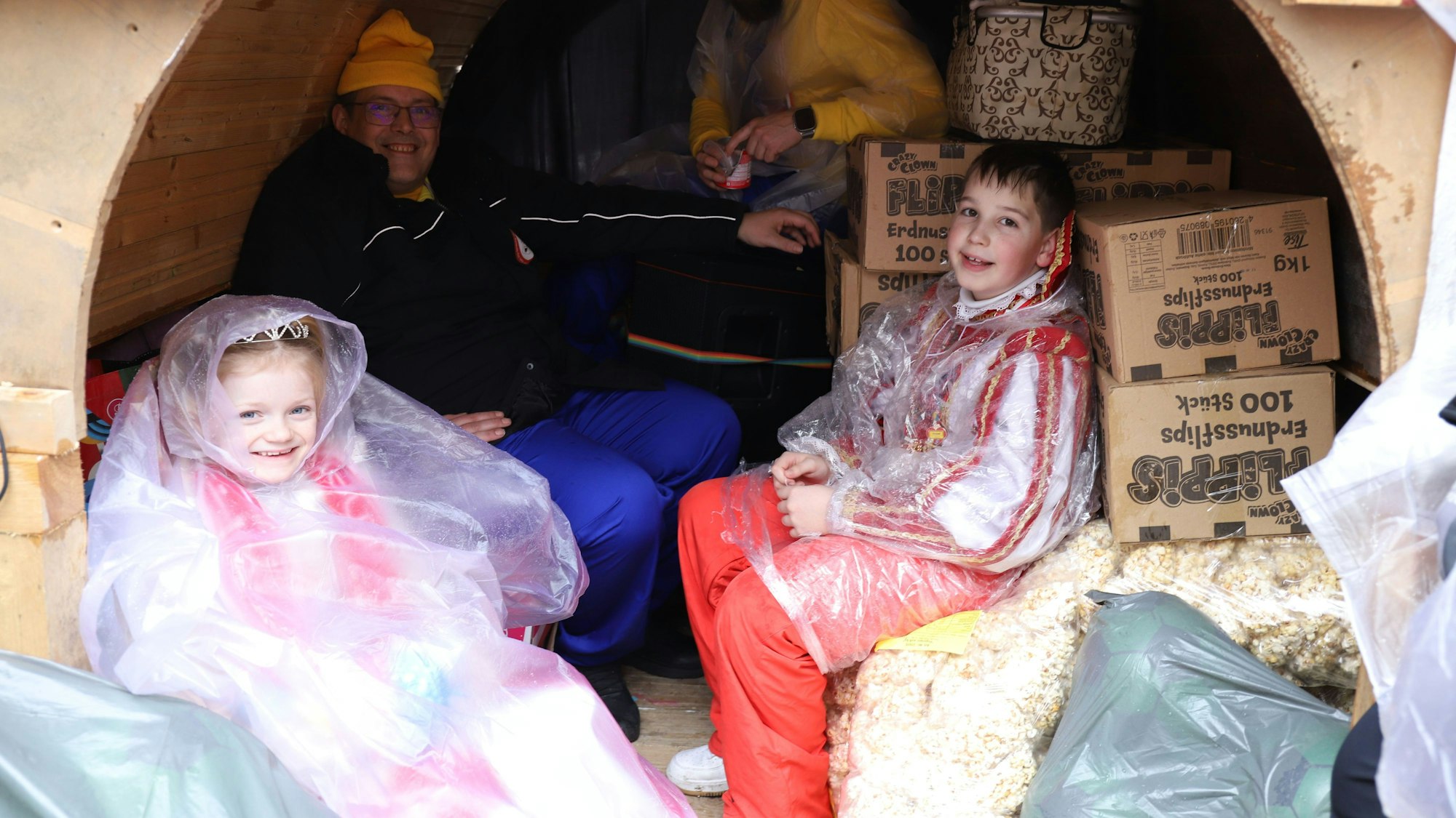 Das Sövener Kinderprinzenpaar hatte sich in seinem Wagen vor den Wetterunbillen in Schutz gebracht.