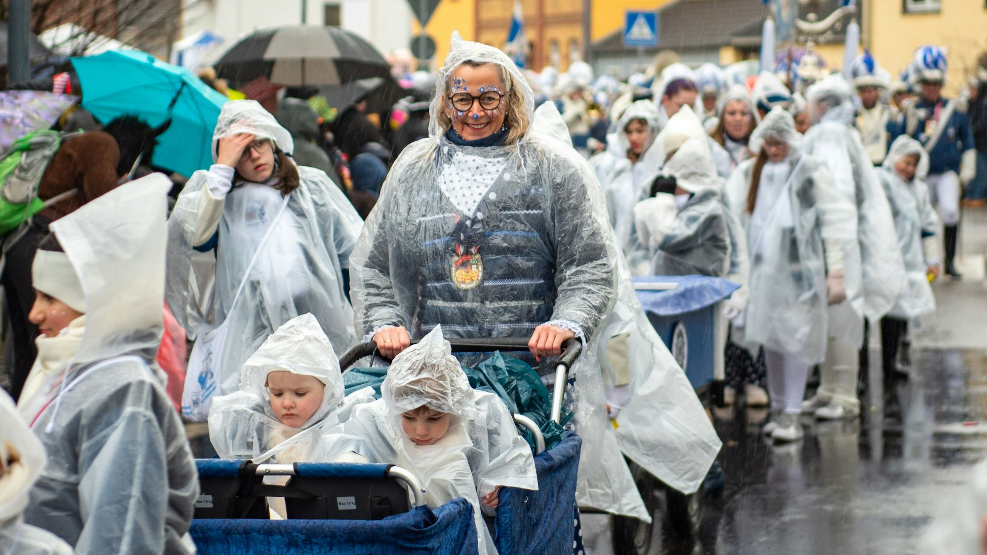 Karneval ist, wenn man trotzdem lacht. Die Zochteilnehmer versuchten sich mit Regencapes zu schützen und ihr gute Laune zu behalten.