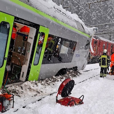 Dieses von der Kantonspolizei Wallis via APA veröffentlichte Foto zeigt einen entgleisten Personenzug des Bahnunternehmens BLS zwischen Goppenstein und Hohtenn. Die Bahnstrecke zwischen Goppenstein und Brig ist unterbrochen.