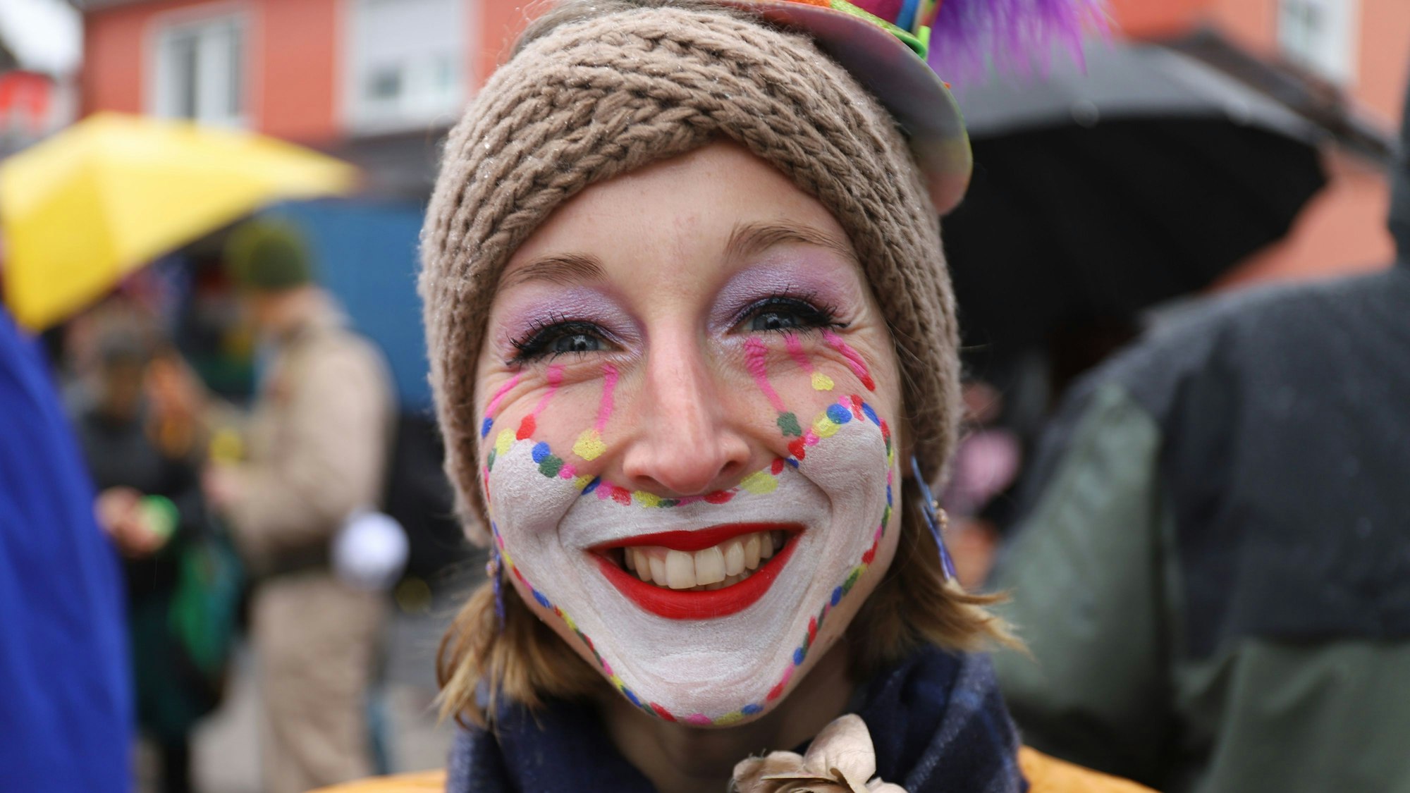 Die Jecken am Straßenrand hatten sich bunt kostümiert und geschminkt.