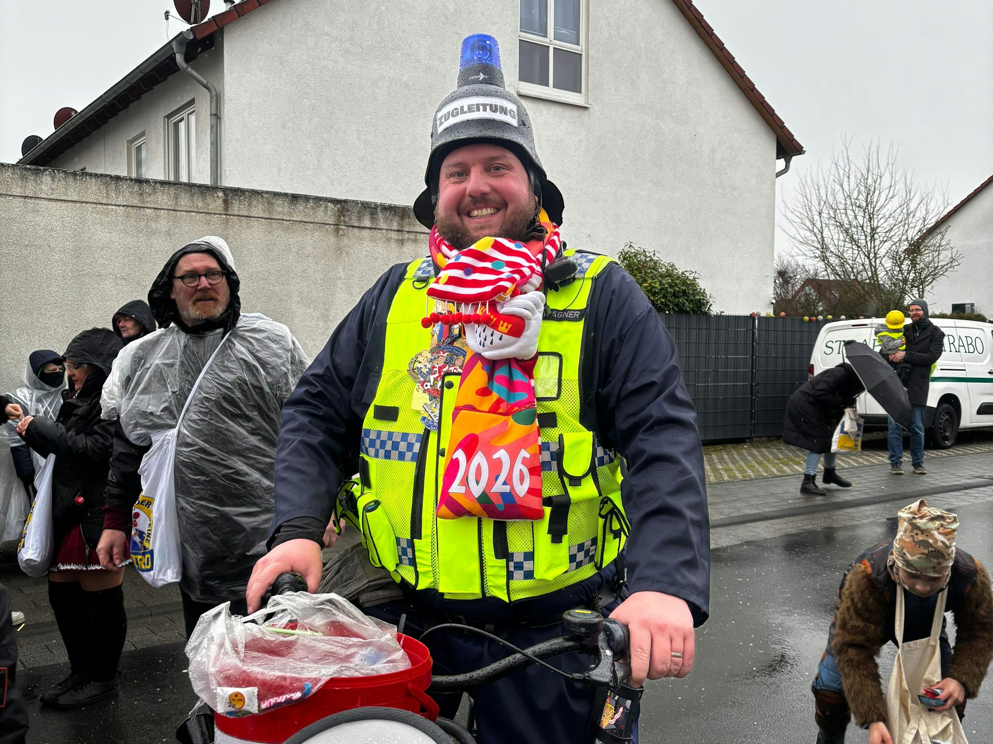 Der Zugleiter Bastian Wagner ist mit dem Fahrrad unterwegs.