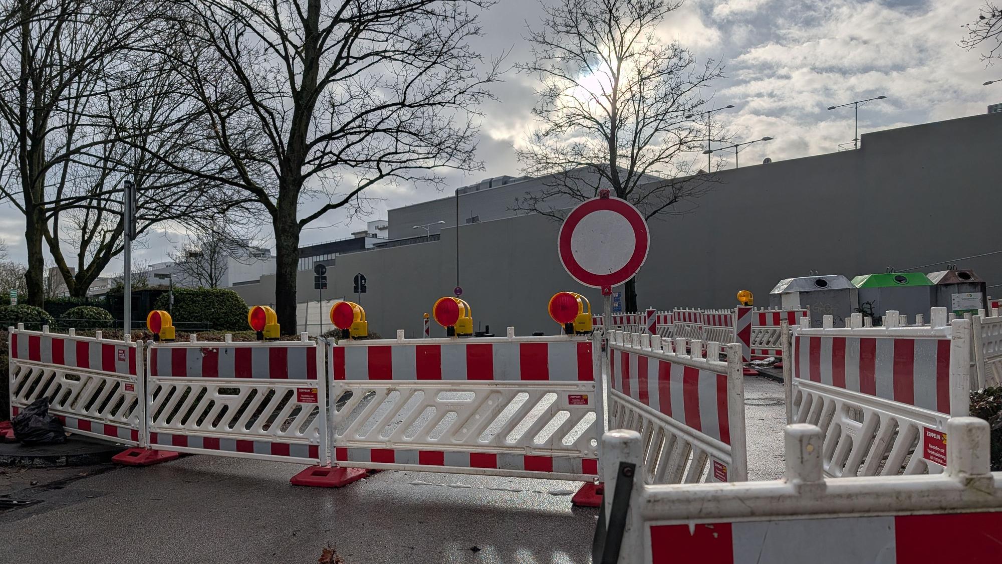 Das Foto zeigt die Absperrung und die neue Mauer im Hintergrund.