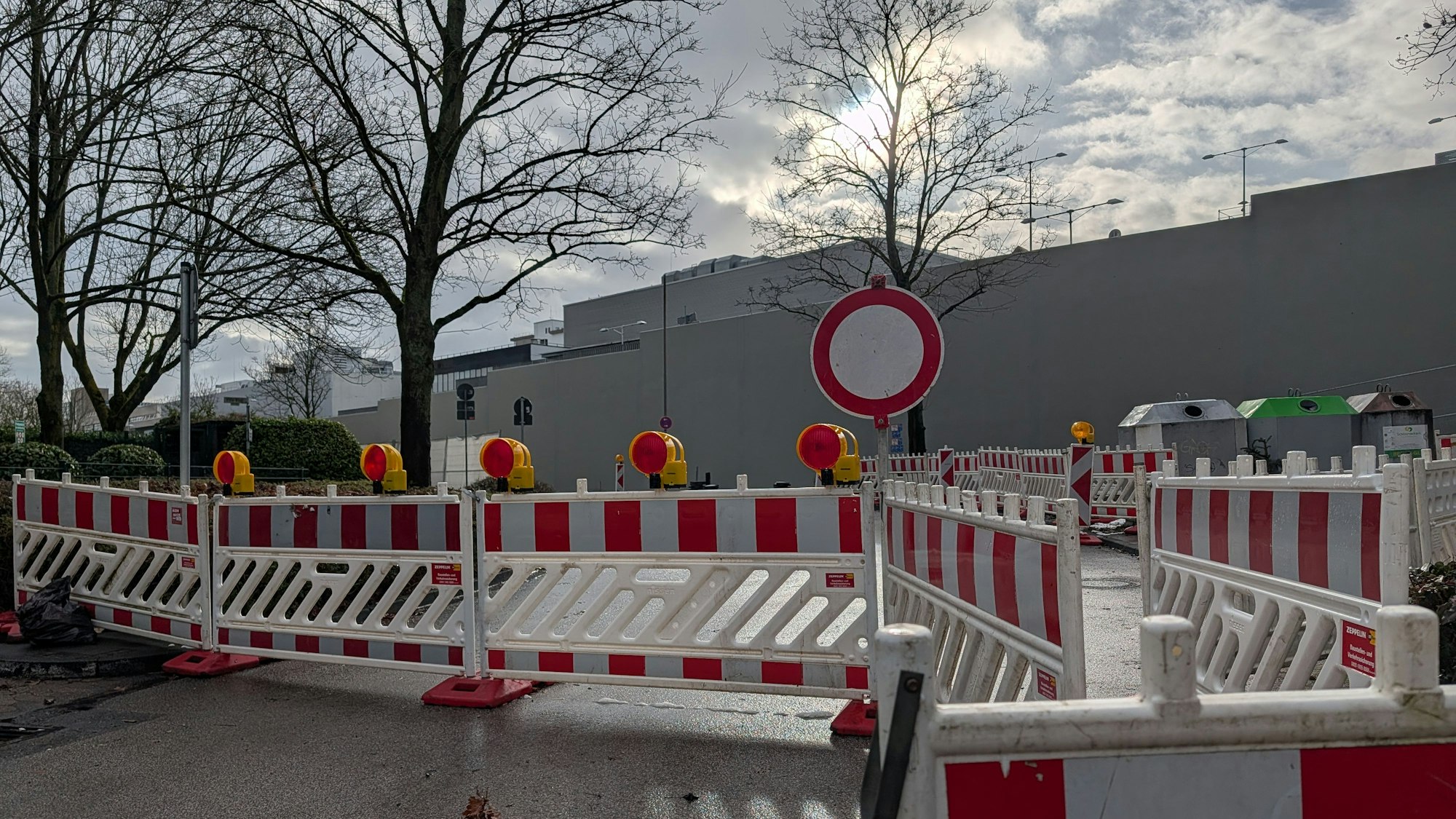 Das Foto zeigt die Absperrung und die neue Mauer im Hintergrund.