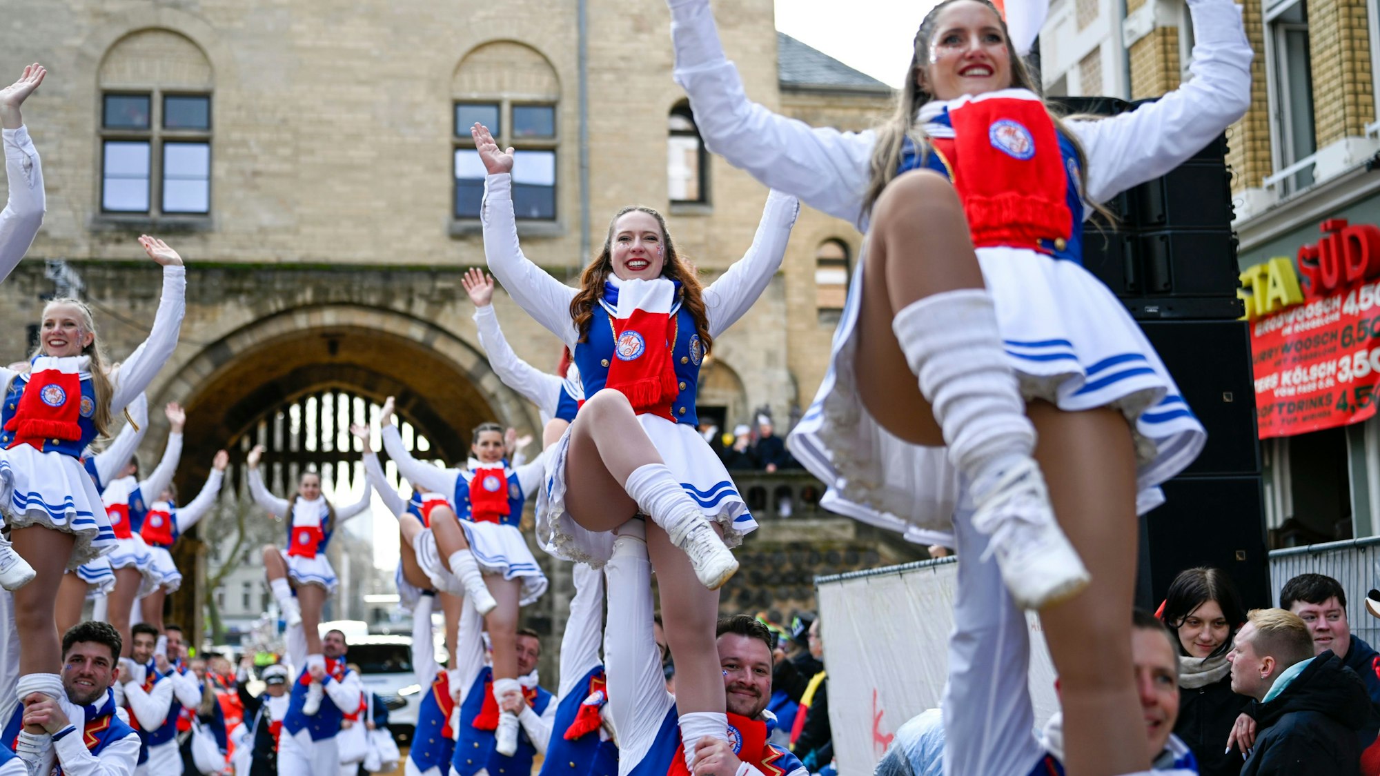 KStA-Redakteurin Julia Hahn-Klose (2. v. r.) ist zum ersten Mal als Hebemädchen im Kölner Rosenmontagszug unterwegs. Getragen wird sie von Kai Brewe. Beide tanzen bei den Original Matrosen vom Müllemer Böötche.
