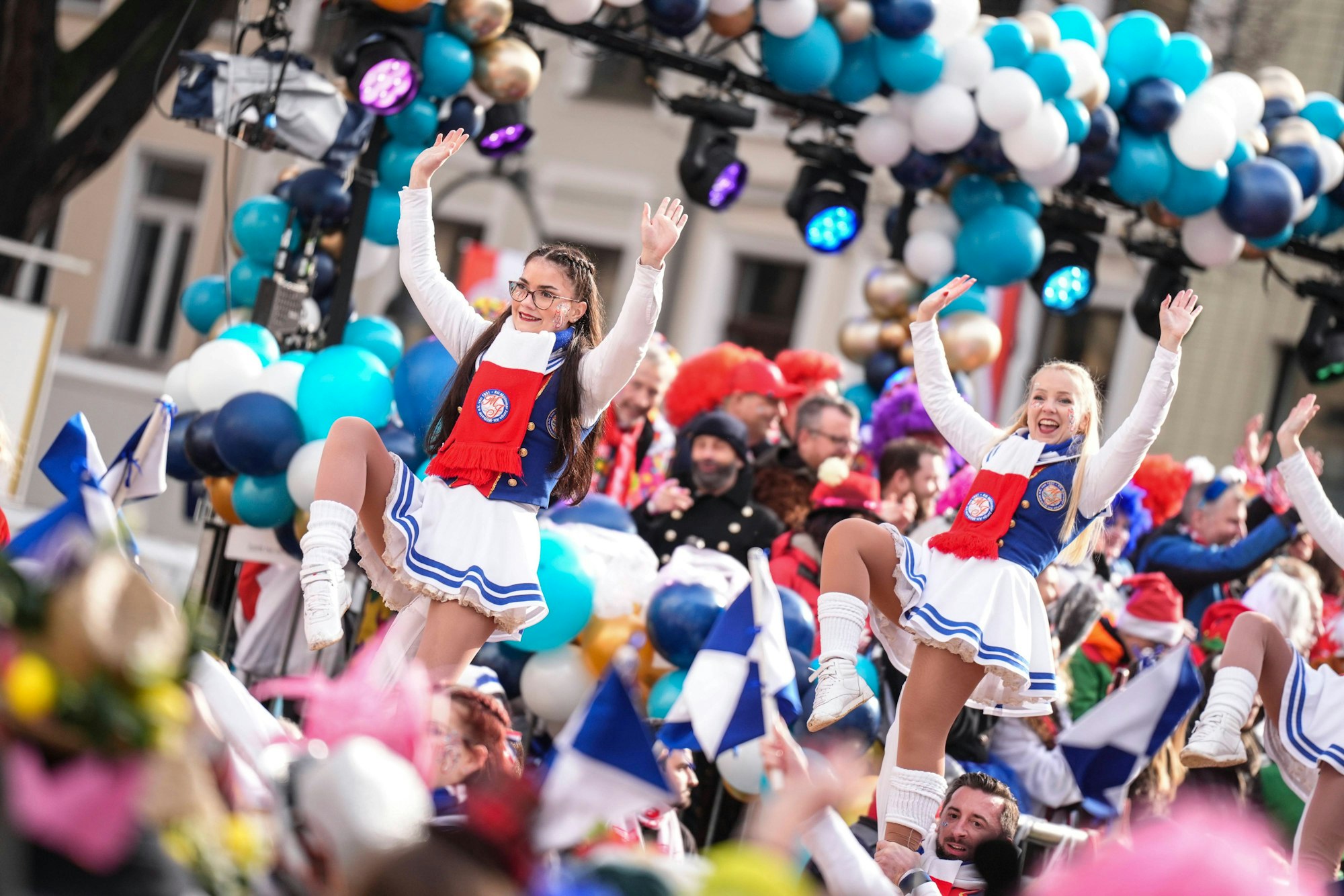 Koelner Karneval Rosenmontagszug 2026 in Koeln Eindruecke und Impressionen einer Gardetanzgruppe mit jubelnden Taenzerinnen in einer Hebefigur beim Rosenmontagszug 2026 durch die Koelner Innenstadt, Koeln, 16.02.2026 Koeln NRW Deutschland *** Cologne Carnival Rosenmontagszug 2026 in Cologne Impressions of a guard dance group with cheering dancers in a lifting figure during the Rosenmontagszug 2026 through the city center of Cologne, Cologne, 16 02 2026 Cologne NRW Germany