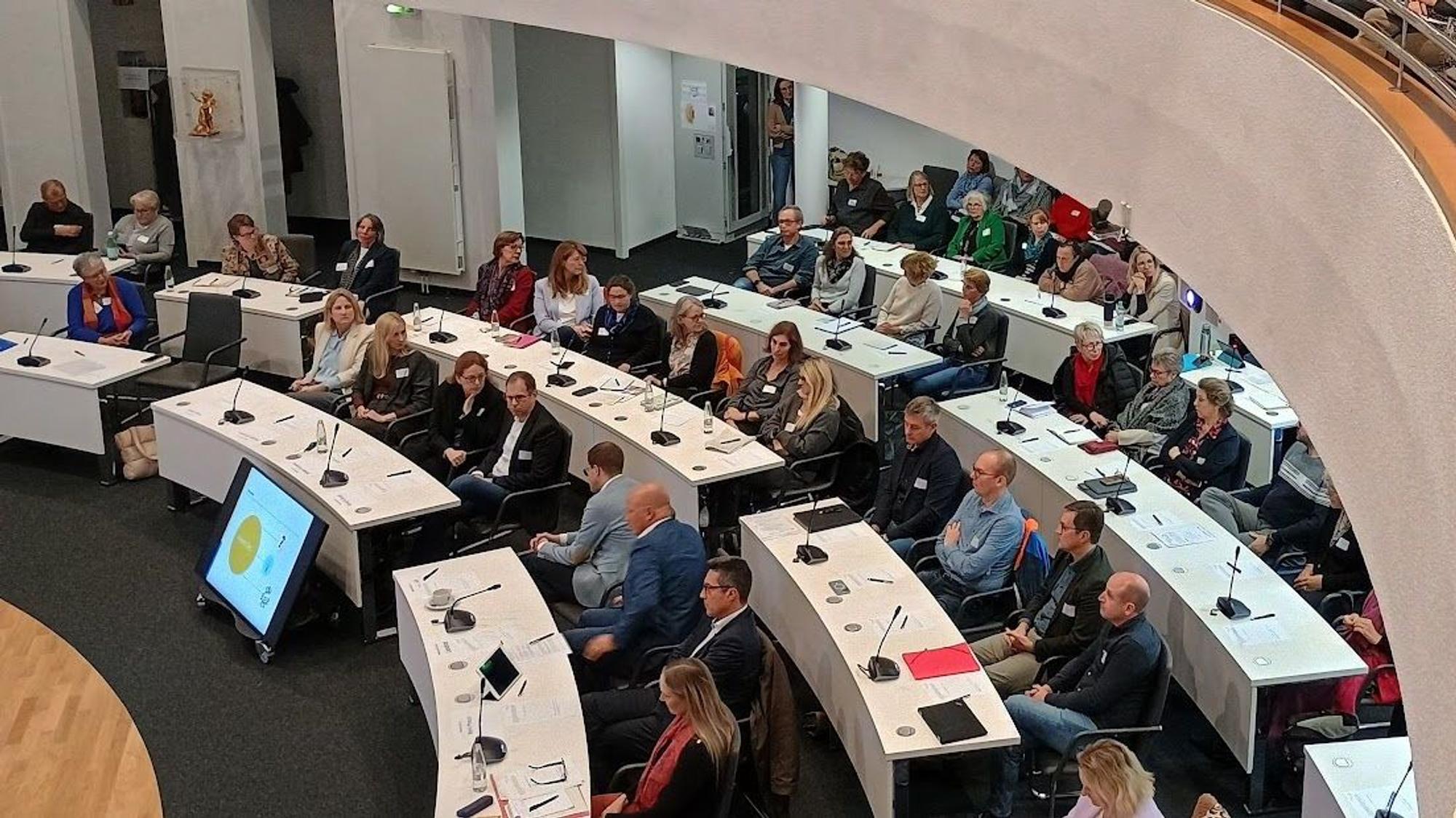 Auf dem Foto ist der Sitzungssaal im Kreishaus zu sehen. Dort tagt der Kreistag.