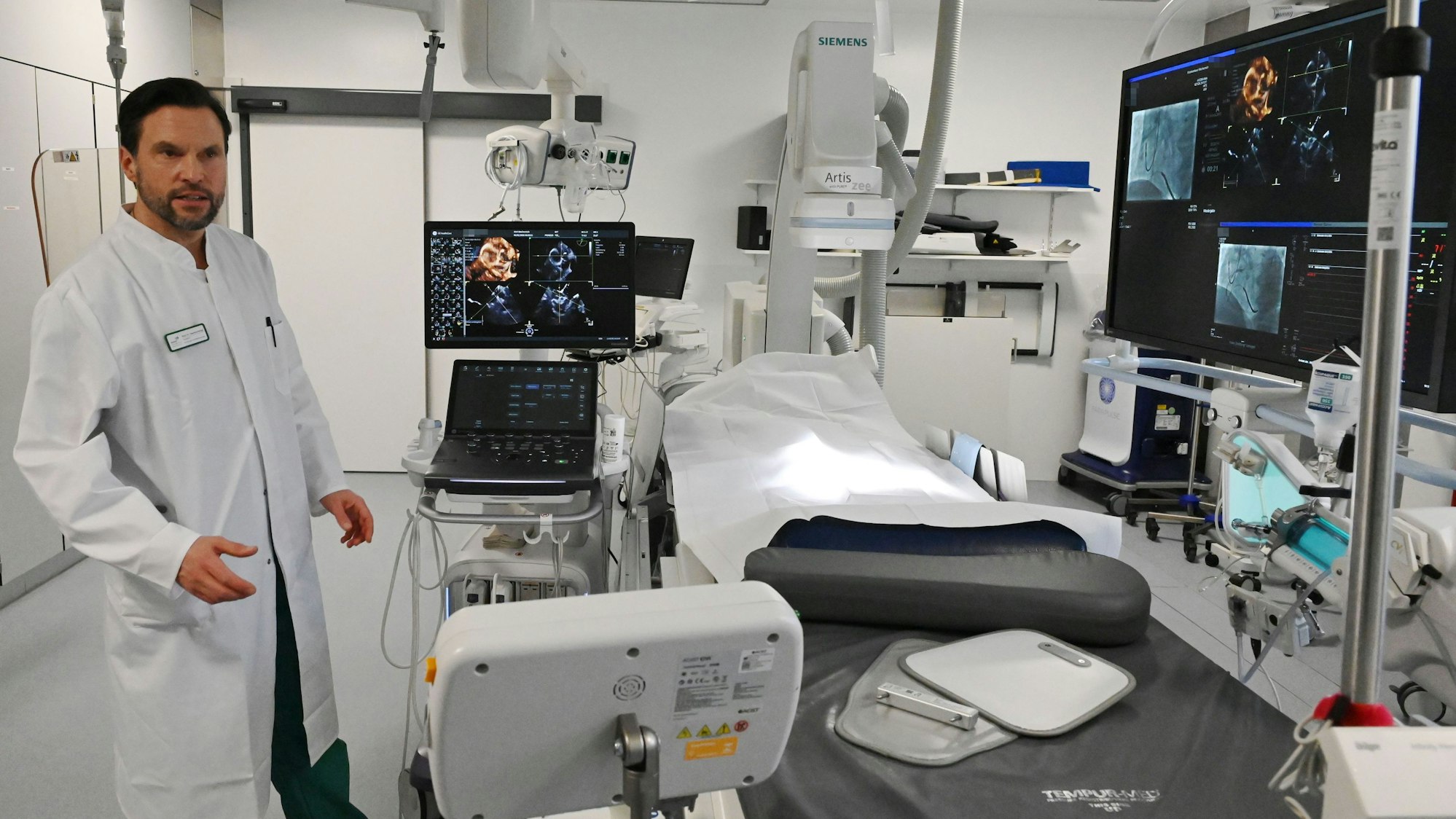 Prof. Christoph Hammerstingl ist neuer Chefarzt der Klinik für Kardiologie und Rhythmologie im Kreiskrankenhaus Mechernich. Im Herzkatheterlabor beschreibt er seine Arbeit.