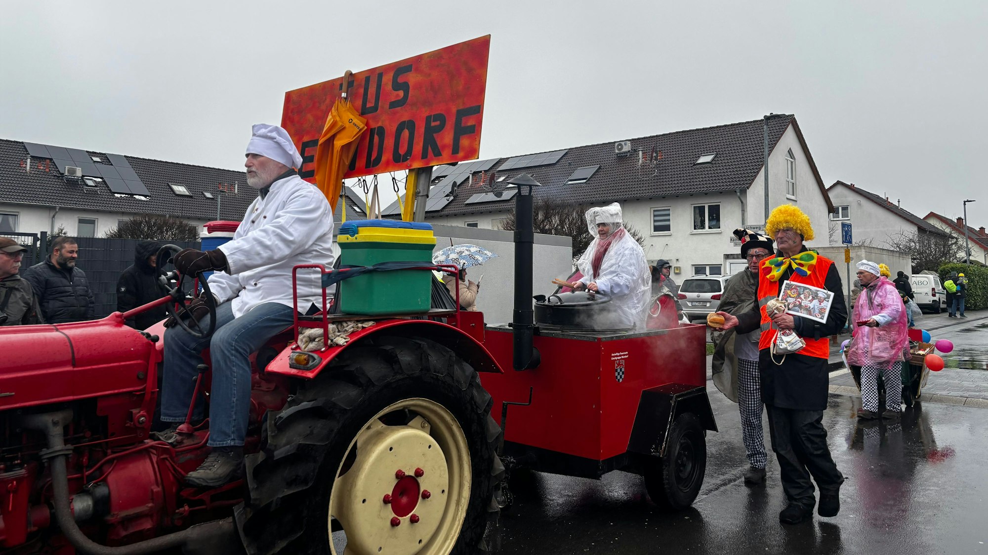 Traktor des TUS Meindorf. Auf dem Anhänger holt jemand Würstchen aus einem dampfenden Topf.