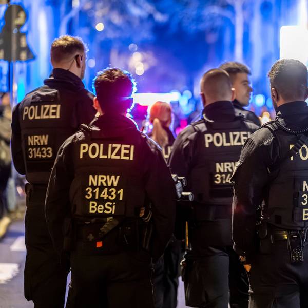 Die Polizei begleitet einen Karnevalszug in Köln. (Archivbild)