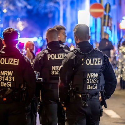 Die Polizei begleitet einen Karnevalszug in Köln. (Archivbild)