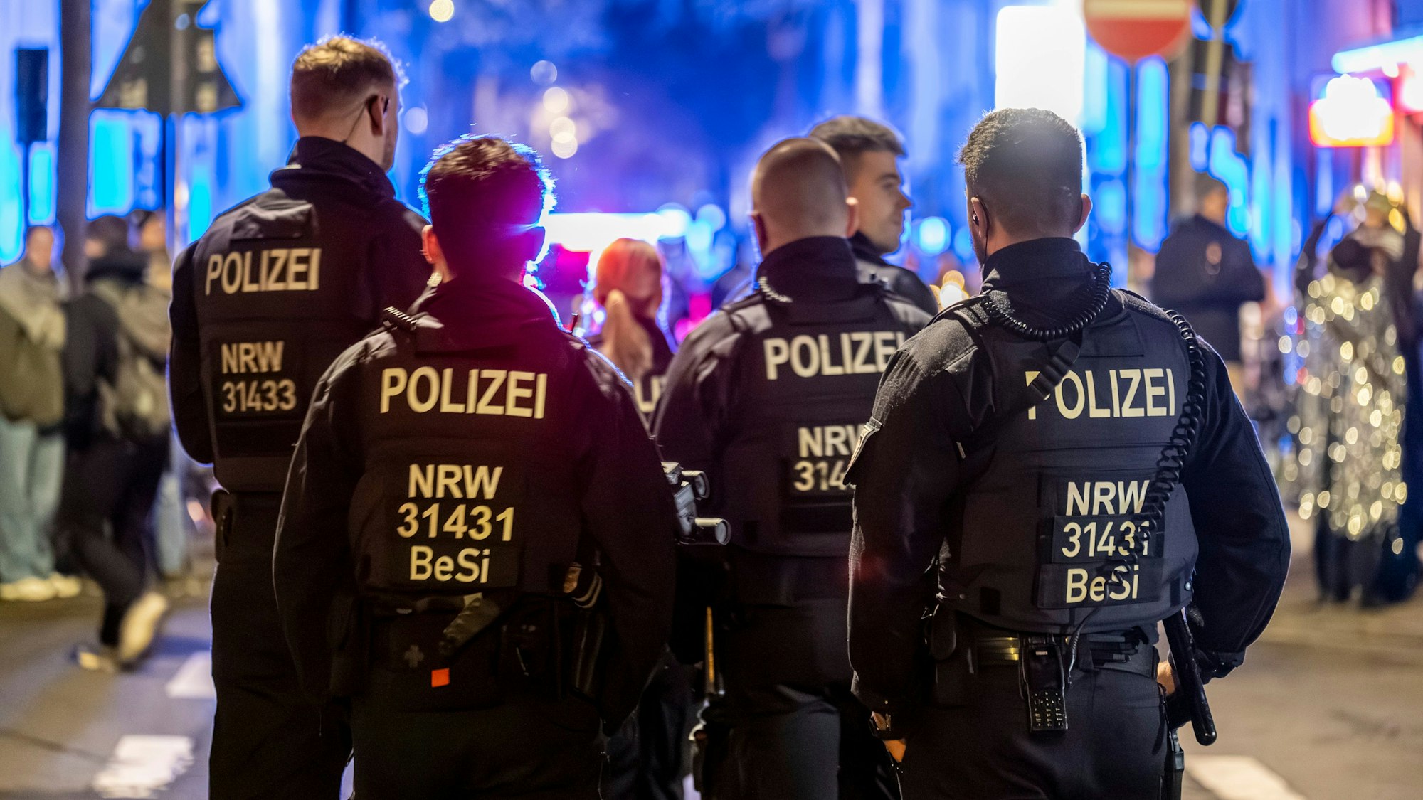Die Polizei begleitet einen Karnevalszug in Köln. (Archivbild)