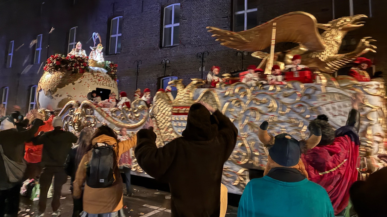 Prinz Niklas I. erreicht das Ziel des Kölner Rosenmontagszuges.