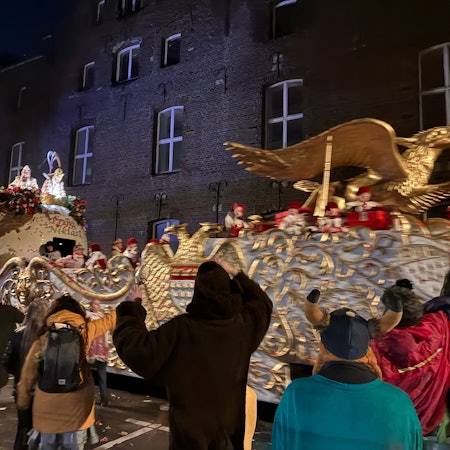 Prinz Niklas I. erreicht das Ziel des Kölner Rosenmontagszuges.