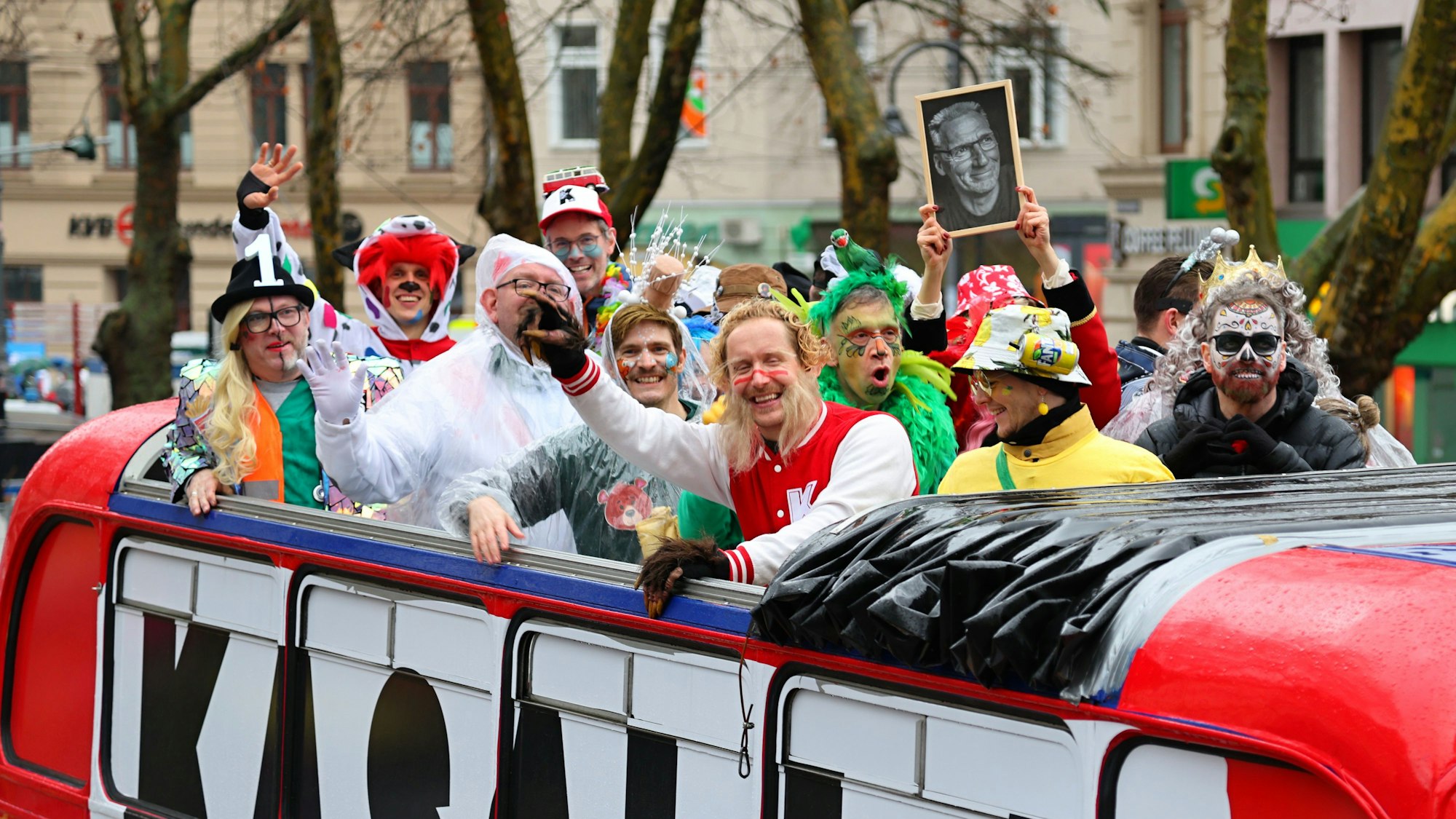 Die Kölschrocker von Kasalla sind in einem Bus beim Kölner Rosenmontagszug unterwegs.