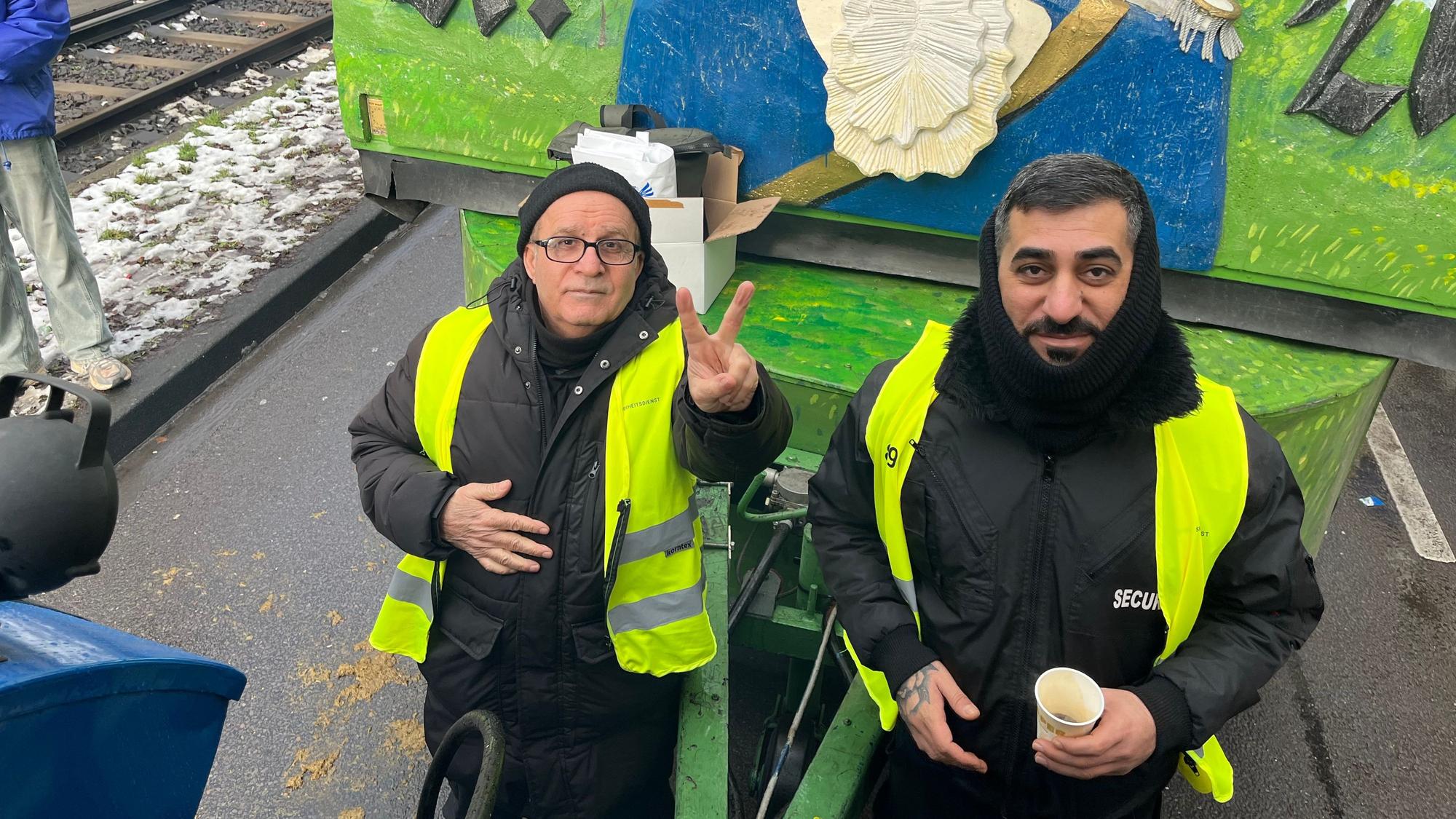Mohsen Torkamanzah und Issa Mohadi, die den Schlepper sichern, kommen aus dem Iran.