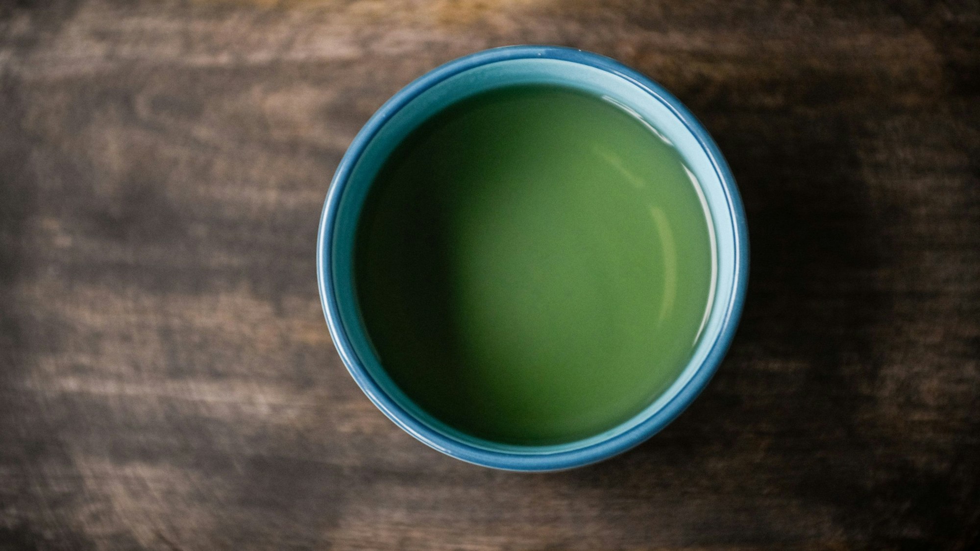 Eine Tasse Kräutertee steht auf einem Tisch.