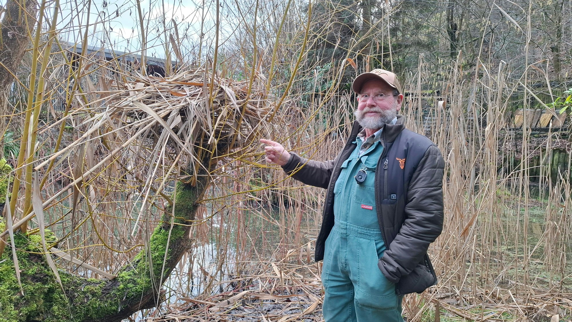 Wolfgang Vasen platziert Brutkörbe für Enten.