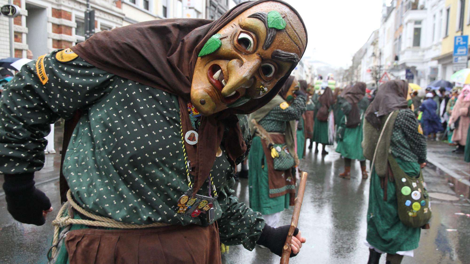 Rosenmontagszug in Siegburg, 1. Wexheiner Narrenzunft, Taubentalhexen