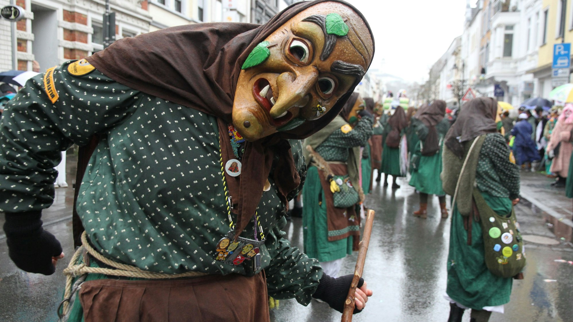 Rosenmontagszug in Siegburg, 1. Wexheiner Narrenzunft, Taubentalhexen