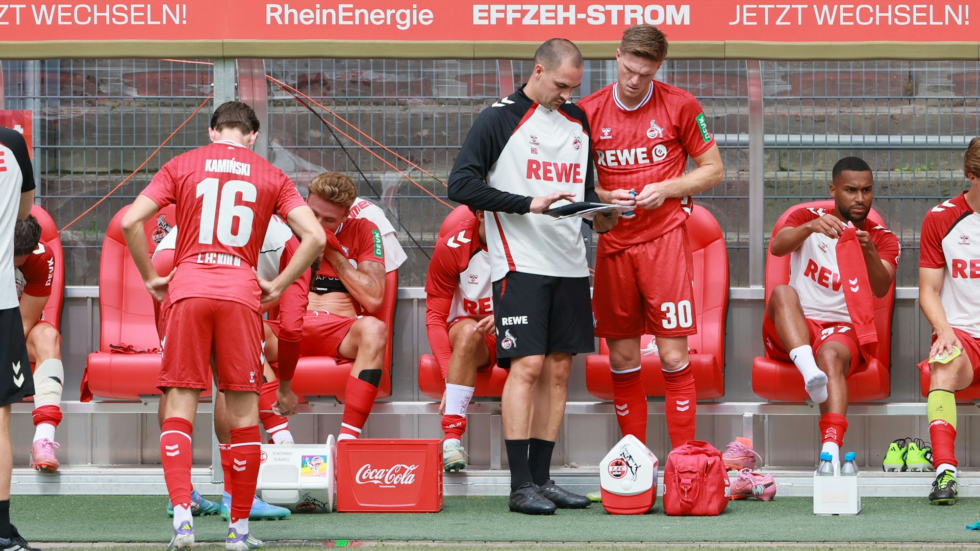 Beim Testspiel des 1. FC Köln spricht Hanens Dold mit Marius Bülter.