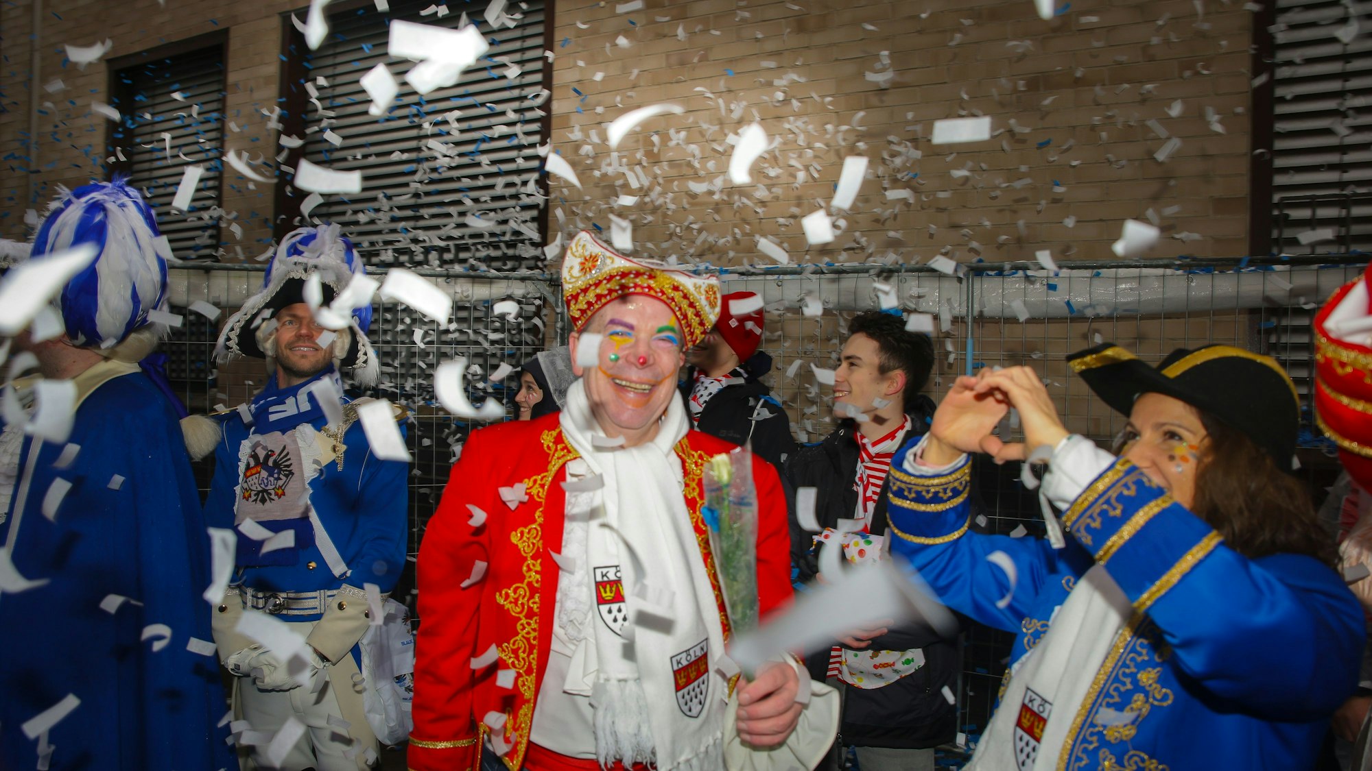 Der scheidende Präsident des Kölner Festkomitees Christoph Kuckelkorn wird am Ende des Zugwegs des Rosenmontagszuges von den Blauen Funken mit einem Banner und Konfettiregen geehrt.