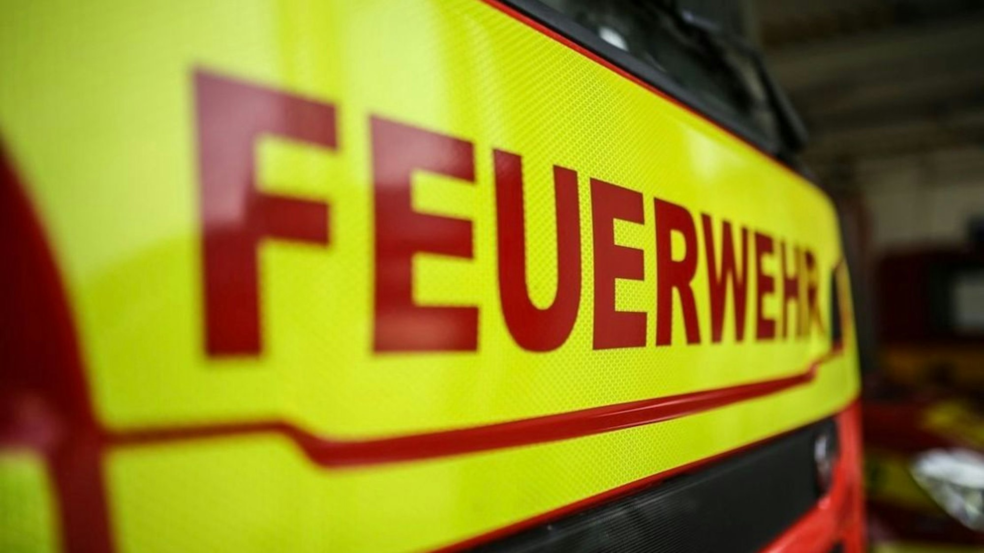 Feuerwehreinsatz in Ratingen wegen gemeldetem Wohnungsbrand.