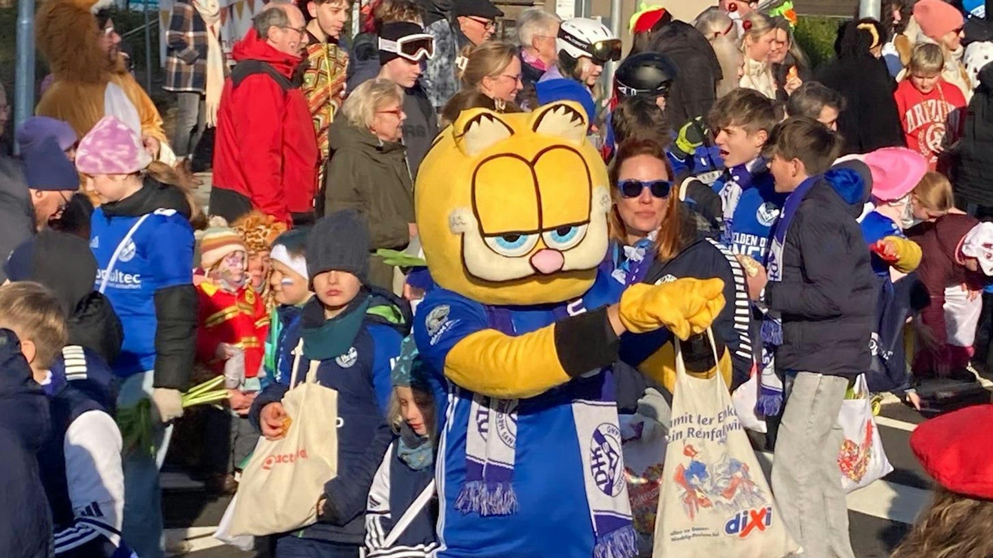 Ein Mensch im Garfieldkostüm läuft im Zug mit.