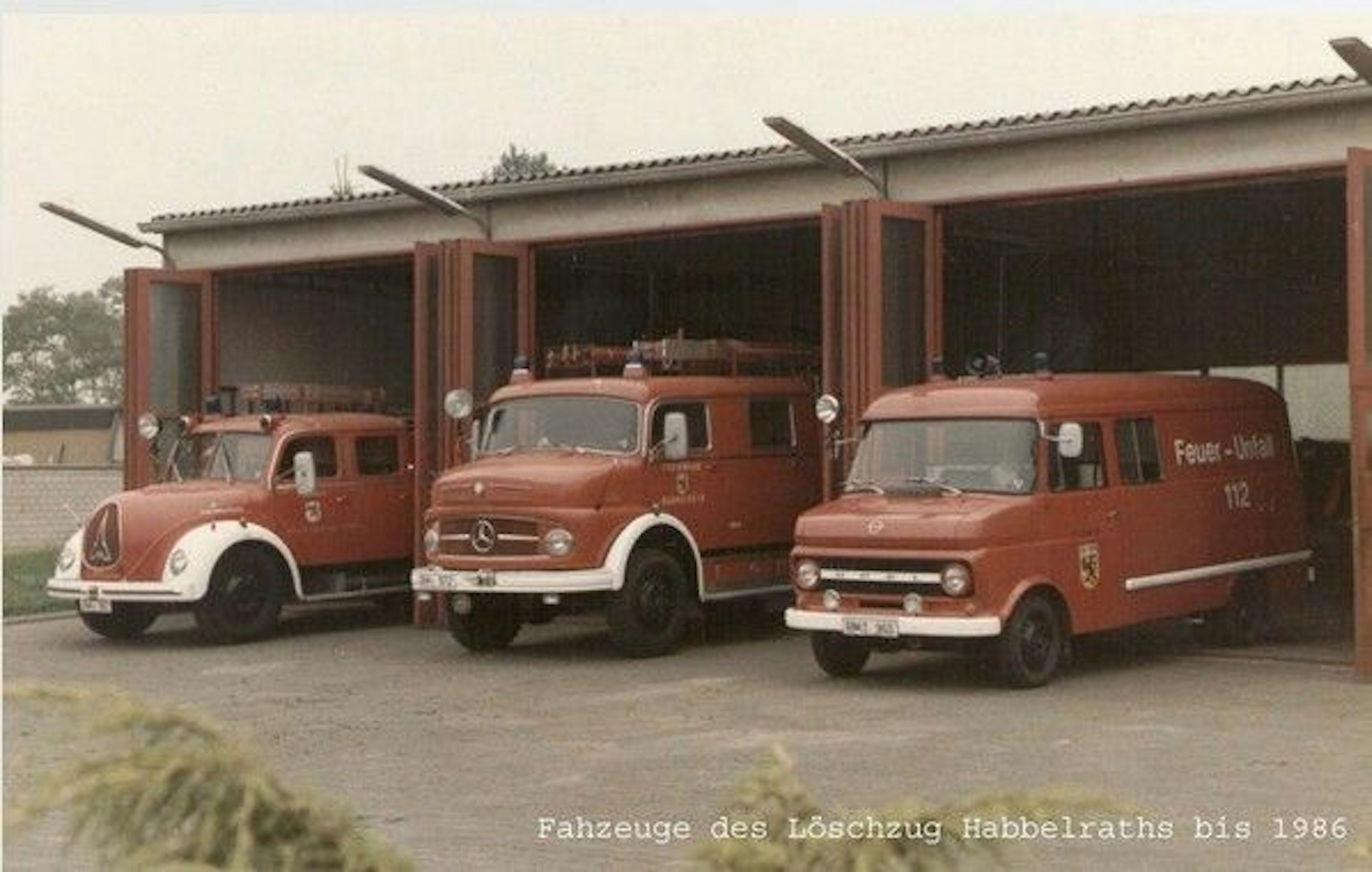 Auf dem Bild sind drei Feuerwehrfahrzeuge zu sehen.