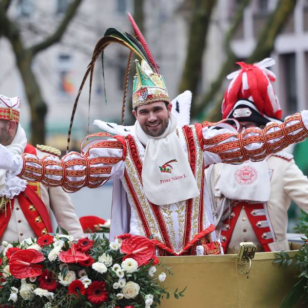 Prinz Niklas I. winkt beim Rosenmontagszug 2026 in Köln den Jecken am Straßenrand zu